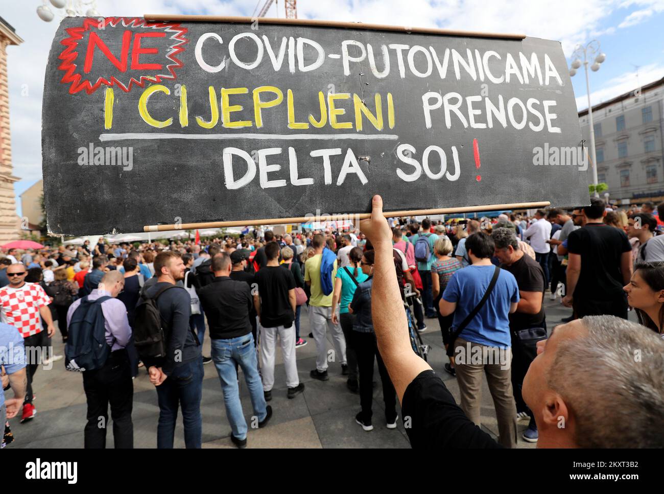 I dimostranti partecipano a un rally di protesta contro le restrizioni del coronavirus del Freedom Festival 2,0 presso la piazza Trg Bana Jelacica di Zagabria, Croazia, il 18 settembre 2021. Il tema principale della protesta è "come essere umani e rimanere liberi quando l'umanità e la libertà cercano di essere tolti da noi”. La protesta fa parte di un'iniziativa che mira a sensibilizzare i cittadini sul ruolo dei cittadini nel processo decisionale, incoraggiarli ad agire e a creare un mezzo che educhi i cittadini sui loro diritti e libertà garantiti dalla costituzione. Foto: Jurica Galoic/PIXSELL Foto Stock