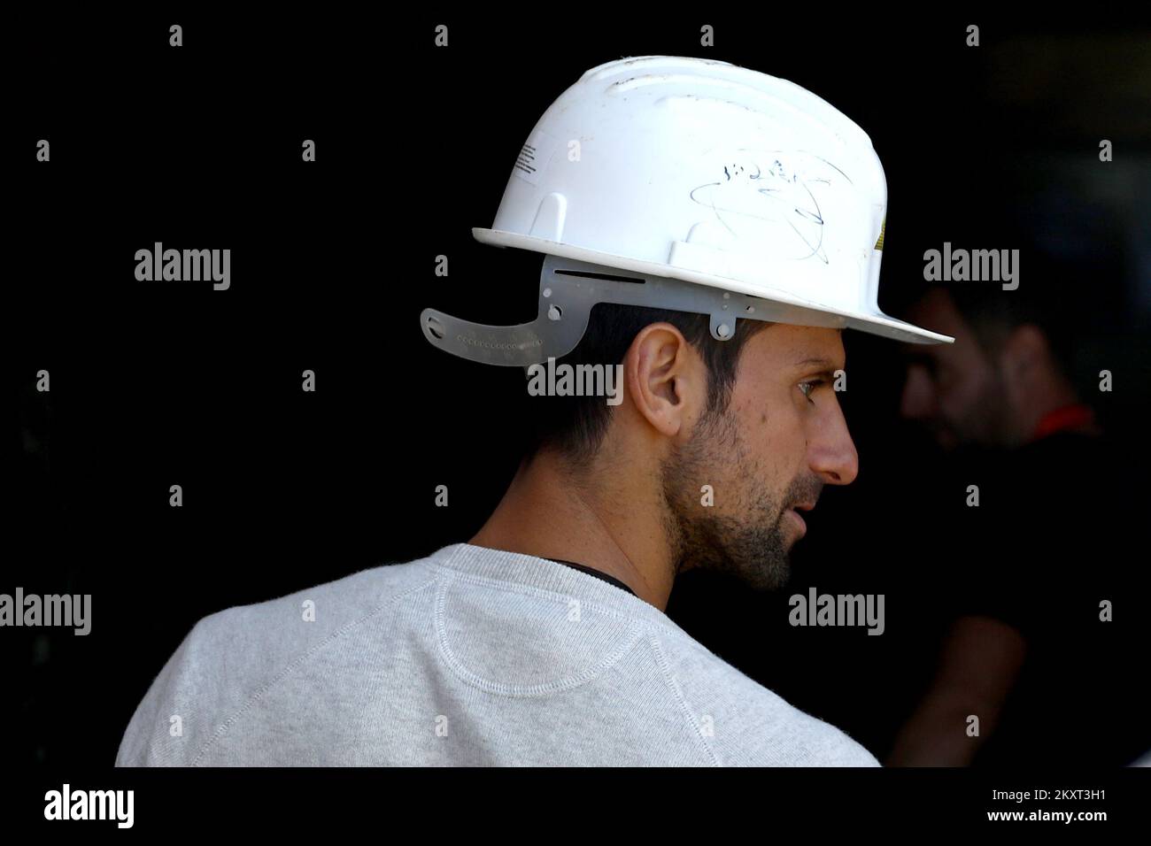 Il tennista serbo Novak Djokovic entra nel cosiddetto 'Pyramidsâ bosniaco' nella città bosniaca di Visoko, 30 km ad ovest di Sarajevo, Bosnia-Erzegovina il 18 settembre 2021. Djokovic è convinto che l'energia delle piramidi ricaricherà le sue batterie. Foto: Armin Durgut/PIXSELL Foto Stock