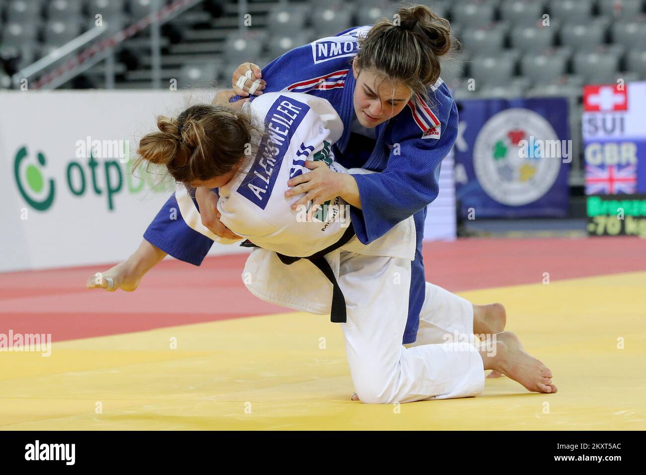 ZAGABRIA, CROAZIA - 25 SETTEMBRE: Alina Lengweiler della Svizzera e Katie-Jemima Yeats-Brown (blu) della Gran Bretagna gareggiano nella medaglia di bronzo femminile -70kg durante il secondo giorno del Gran Premio di Judo Zagabria 2021 all'Arena Zagabria, in Croazia, il 25 settembre 2021. Foto: Igor Kralj/PIXSELL Foto Stock