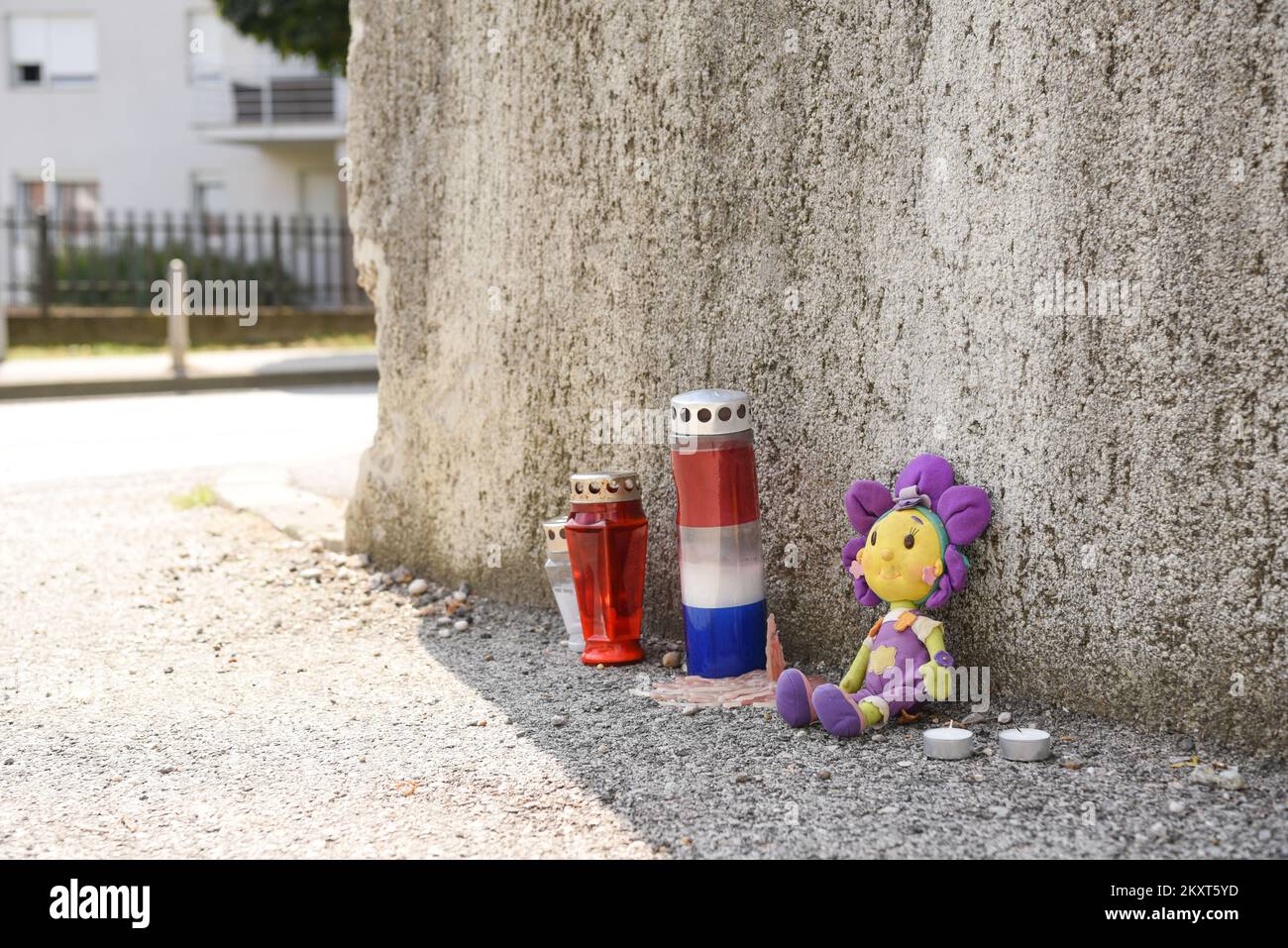 Candele di fronte a un edificio a Zagabria, in zona Mlinovi. Nell'appartamento nel quartiere di Zagabria, la polizia ha trovato tre bambini strangolati e il loro padre che ha cercato di suicidarsi di notte. Sulla base delle informazioni sull'annunciato suicidio ricevuto dai cittadini a causa di post sui social network, un uomo di 56 anni è stato trovato nell'appartamento in condizioni di scarsa salute al momento dell'ingresso di agenti di polizia. Tre bambini senza segni di vita sono stati trovati anche sulla scena. L'arrivo dell'ambulanza confermò la morte violenta dei bambini, mentre l'uomo fu trasportato alla KBC S. Foto Stock