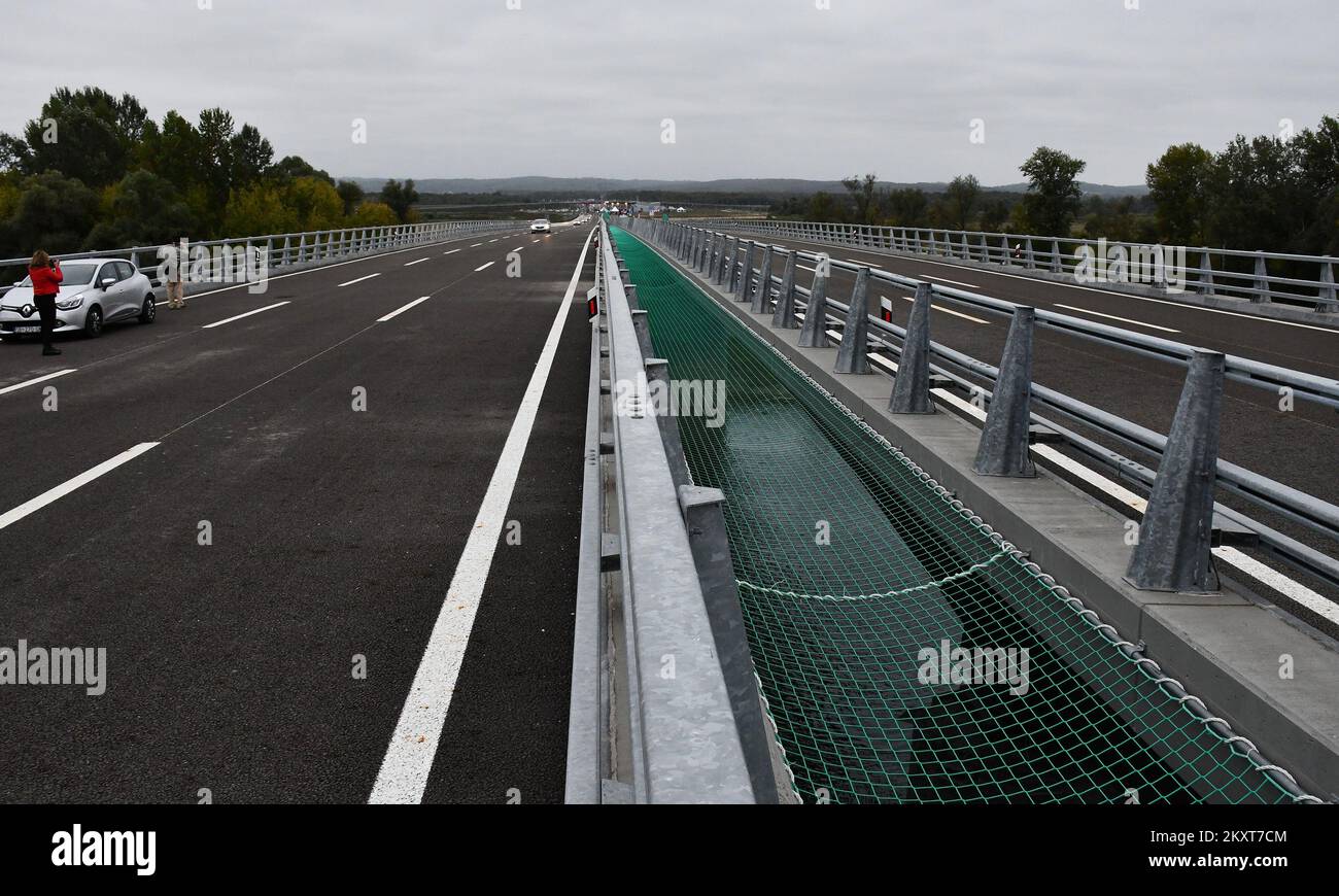 Il ponte Svilaj, lungo 660 metri, che attraversa il fiume Sava e collega Svilaj in Croazia con Donji Svilaj in Bosnia-Erzegovina, ha aperto al traffico il 20 settembre 2021 a Svilaj in Croazia. Il ponte di 29 metri di larghezza con sei corsie si trova sulla rotta paneuropea del corridoio Vc tra Budapest via Osijek e Sarajevo e il porto marittimo croato di Ploce. Foto: Ivica Galovic/PIXSELL Foto Stock