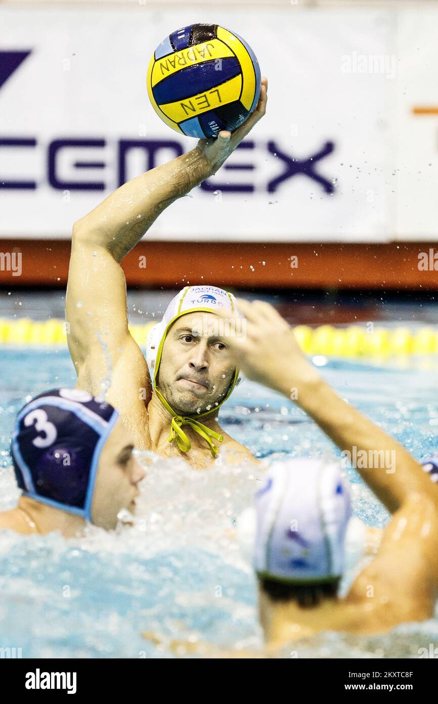 Andjelo Steka di Jadran Split in azione durante la Champions League Qualification Round 2, Goup F waterpolo match Jadran Split e CN Barcelona il 9 ottobre 2021 alle piscine Poljud di Spalato, in Croazia. Foto: Milano SABIC/PIXSELL Foto Stock