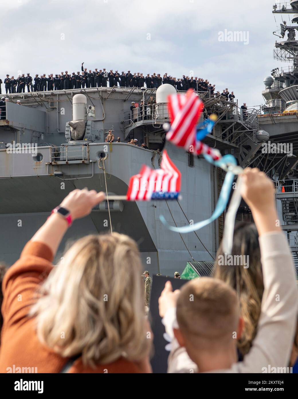 San Diego, Stati Uniti. 29th Nov 2022. STATI UNITI I marinai della Marina si scagliano dal ponte di volo della nave d'assalto anfibia USS Tripoli di classe americana e amici e familiari li accolgono a casa alla base navale di San Diego, 29 novembre 2022 a San Diego, California. Il Tripoli ritornò a homeport dopo un primo dispiegamento di sette mesi nell'Indo-Pacifico. Credit: MC2 BRETT McMinoway/Planetpix/Alamy Live News Credit: Planetpix/Alamy Live News Foto Stock