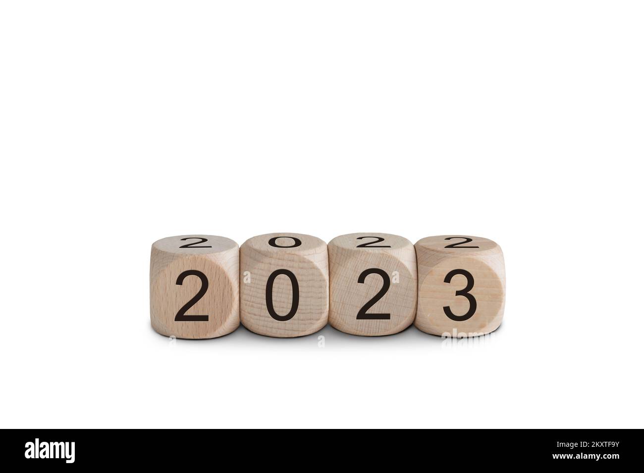 Capodanno 2023 cubetti di legno su bianco. Foto Stock