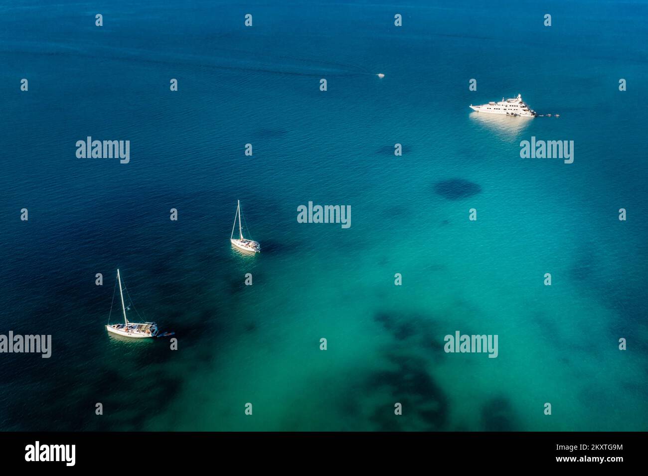 Vista aerea del drone di barche a vela nel blu turchese oceano chiaro o mare al tramonto viaggio vacanza sfondo fine settimana Foto Stock