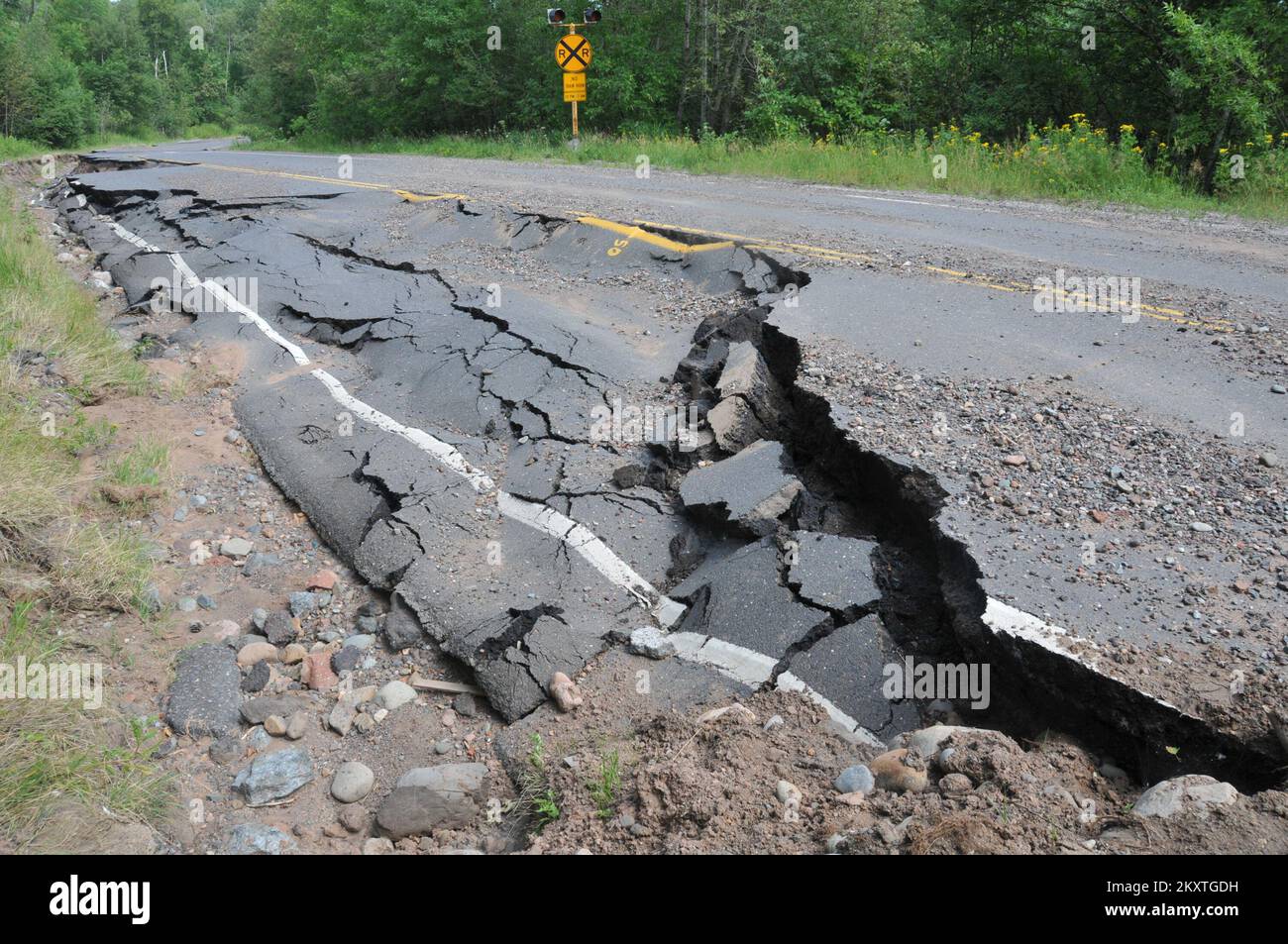 Alluvione - Duluth, Minn , 23 luglio 2012 Duluth's Haines Road è una delle molte strade e autostrade danneggiate dalle forti tempeste e dalle inondazioni di giugno nel Minnesota. La FEMA pagherà fino al 75% dei costi ammissibili per riparare le infrastrutture pubbliche danneggiate dall'inondazione. Norman Lenburg/FEMA. Minnesota gravi tempeste e inondazioni. Fotografie relative a disastri e programmi, attività e funzionari di gestione delle emergenze Foto Stock
