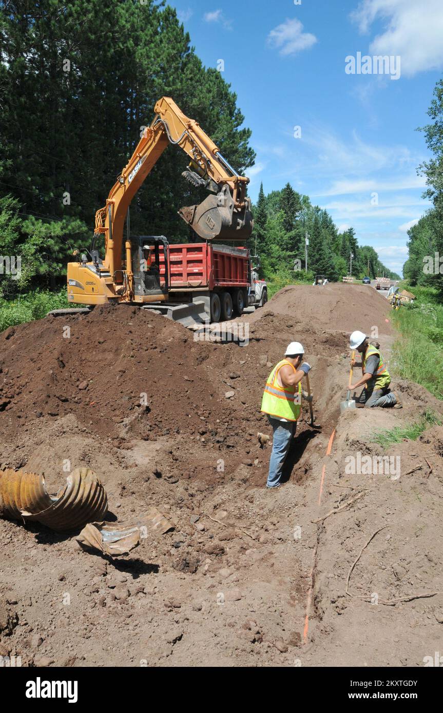 Inondazione grave Storm - Duluth, Minn. , 23 luglio 2012 i contraenti riparano un canale di scolo e la strada si lava fuori lungo St. Louis County Road 36 causata dalle forti tempeste e dalle inondazioni di giugno nel Minnesota. La FEMA pagherà fino al 75% dei costi ammissibili per riparare le infrastrutture pubbliche danneggiate dall'inondazione. Norman Lenburg/FEMA. Minnesota gravi tempeste e inondazioni. Fotografie relative a disastri e programmi, attività e funzionari di gestione delle emergenze Foto Stock