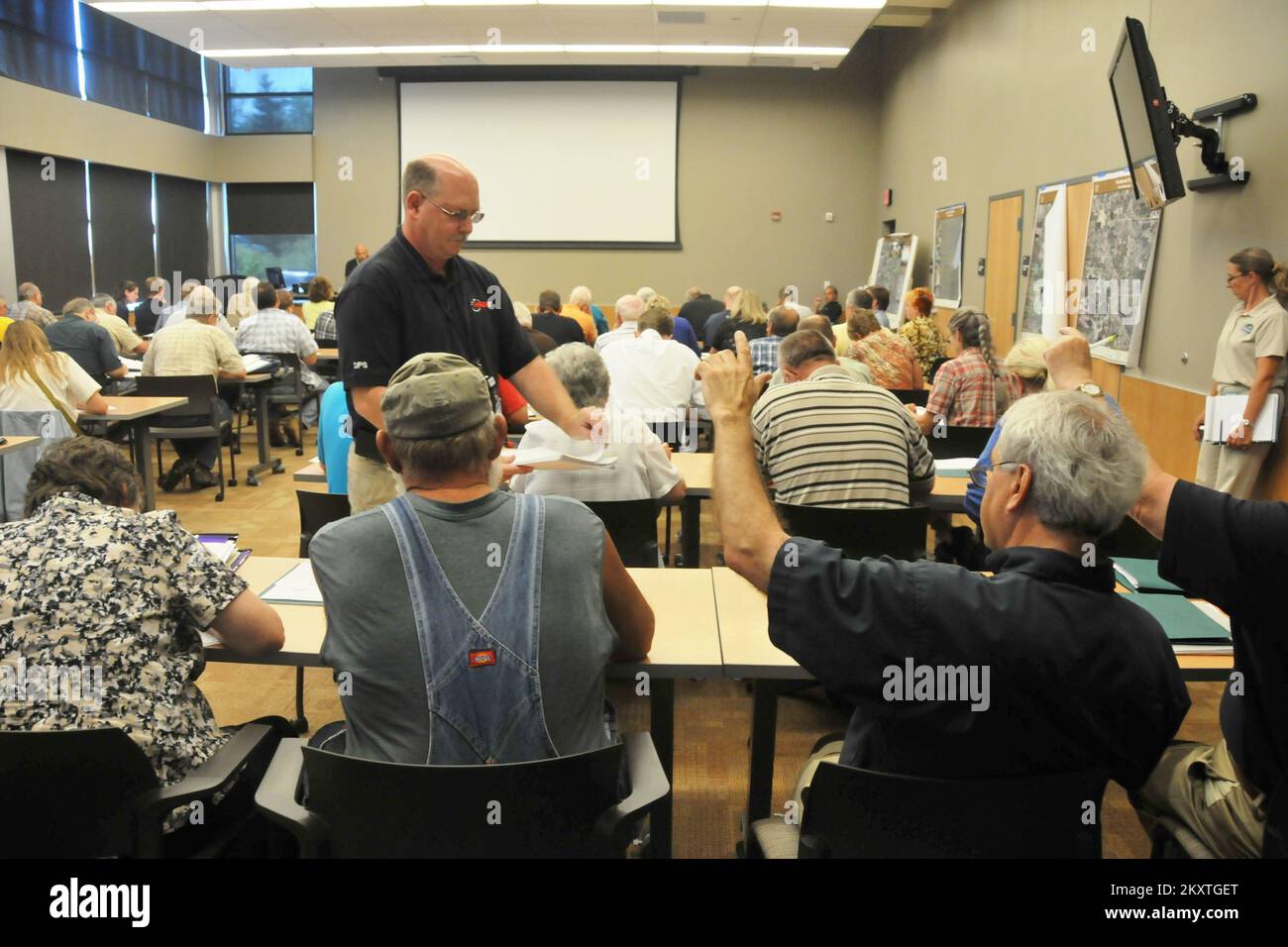 Inondazione grave Storm - Duluth, Minn. , 20 luglio 2012 rappresentanti delle unità locali di governo e di St I dipartimenti della contea di Louis completano i moduli di "ricerca di assistenza pubblica" come primo passo nel ricevere aiuti per riparare le infrastrutture danneggiate dalle tempeste e dalle inondazioni di giugno. La FEMA pagherà fino al 75% dei costi ammissibili delle misure di protezione e dei costi di riparazione delle infrastrutture pubbliche danneggiate dalle inondazioni. Norman Lenburg/FEMA. Minnesota gravi tempeste e inondazioni. Fotografie relative a disastri e programmi, attività e funzionari di gestione delle emergenze Foto Stock