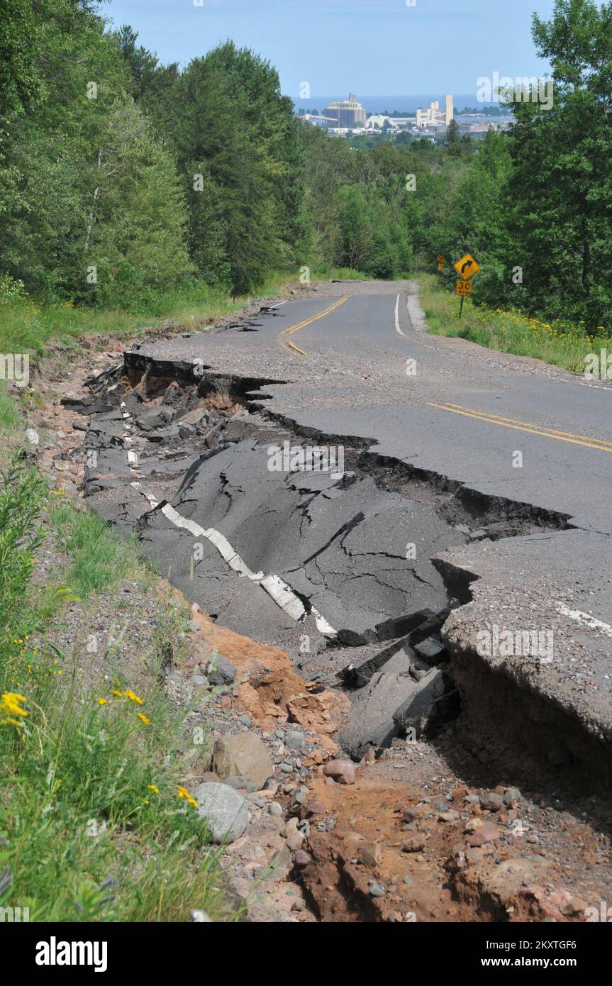 Inondazione grave Storm - Duluth, Minn. , 23 luglio 2012 Duluth's Haines Road è una delle molte strade e autostrade danneggiate dalle forti tempeste e dalle inondazioni di giugno nel Minnesota. La FEMA pagherà fino al 75% dei costi ammissibili per riparare le infrastrutture pubbliche danneggiate dall'inondazione. Norman Lenburg/FEMA. Minnesota gravi tempeste e inondazioni. Fotografie relative a disastri e programmi, attività e funzionari di gestione delle emergenze Foto Stock