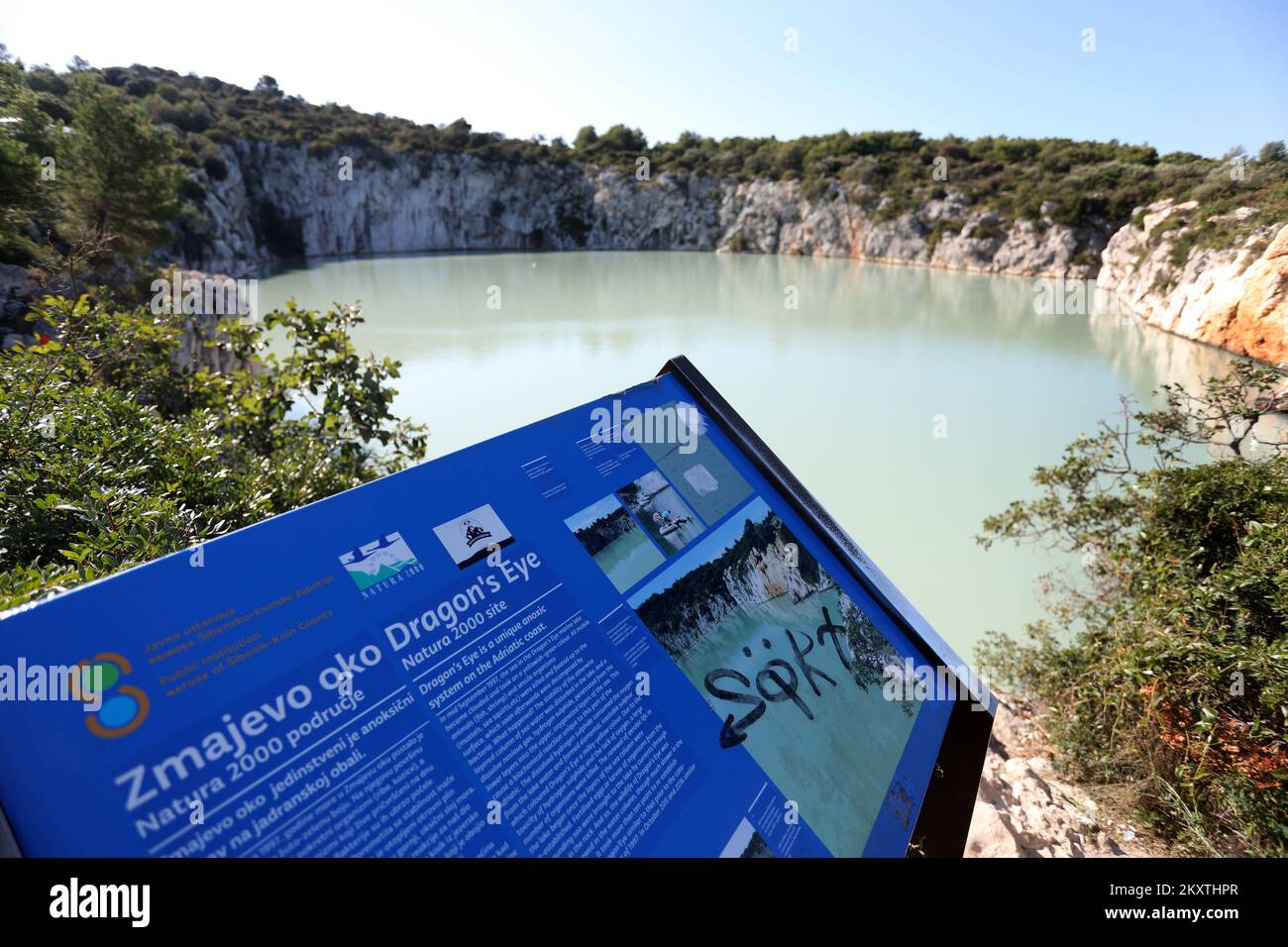 L'immagine mostra il lago marino Zmajevo oko (occhio del Drago) vicino a Rogoznica, che è stato dichiarato il più grande mistero della costa orientale dell'Adriatico, è diventato di nuovo fangoso e un puzzolo che ricorda le uova marciume si sta diffondendo intorno ad esso. Questo cataclisma causò la morte di organismi viventi, a Sibenik, in Croazia, il 15 ottobre 2021. Foto: Dusko Jaramaz/PIXSELL Foto Stock