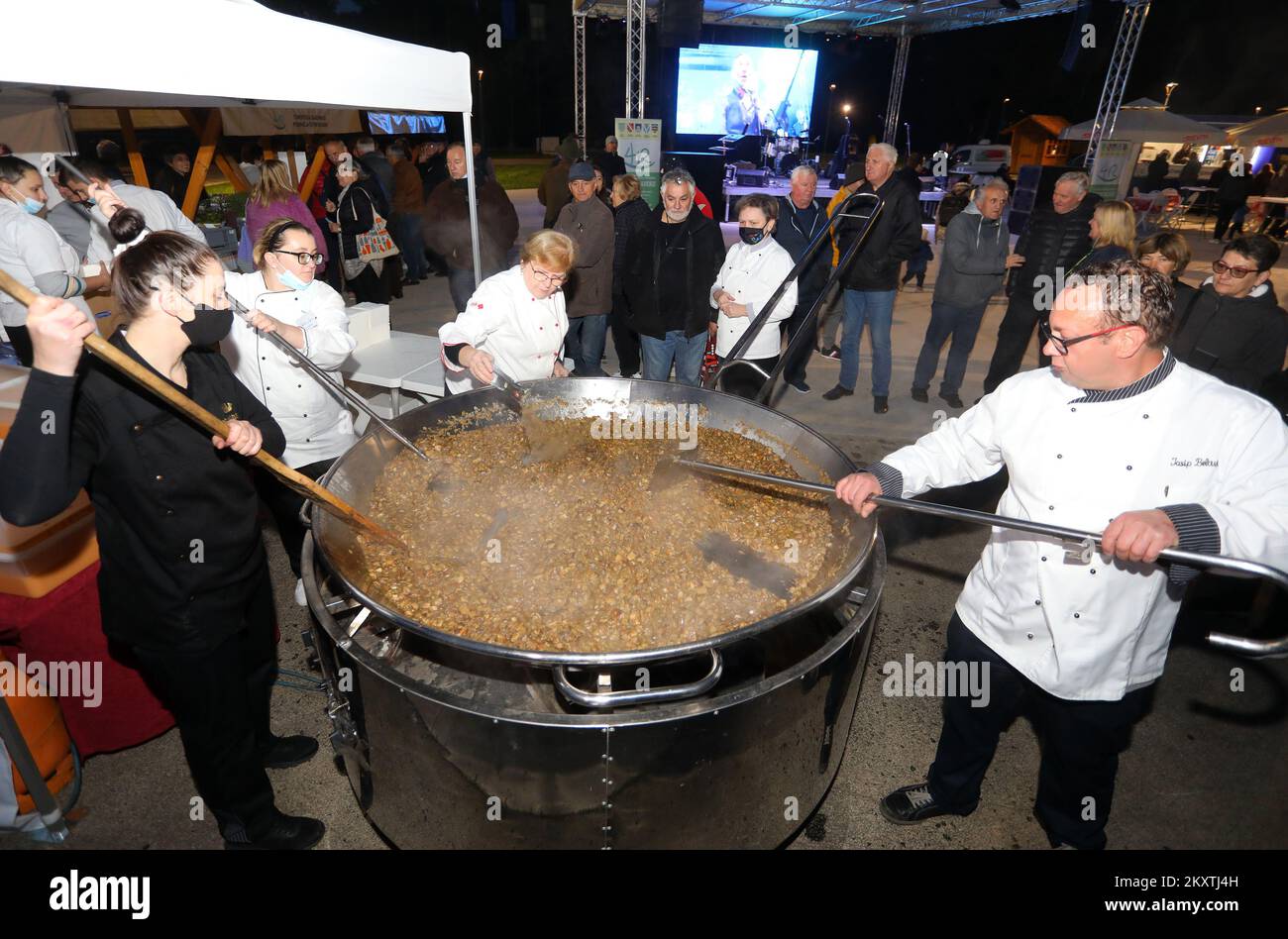 Nell'ambito della tradizionale serata dei funghi nell'Anfiteatro, organizzata dall'Ente Turistico della zona di 4 fiumi, gli chef di Duga resa prepararono una mega frittata di funghi a Duga resa, Croazia, il 15. ottobre, 2021. Sette cuochi prepararono un'omelette di 1.500 uova, 50 kg di funghi porcini e 15 kg di cipolle per due ore intere, di cui 800 porzioni di omelette. Foto: Kristina Stedul Fabac/PIXSELL Foto Stock