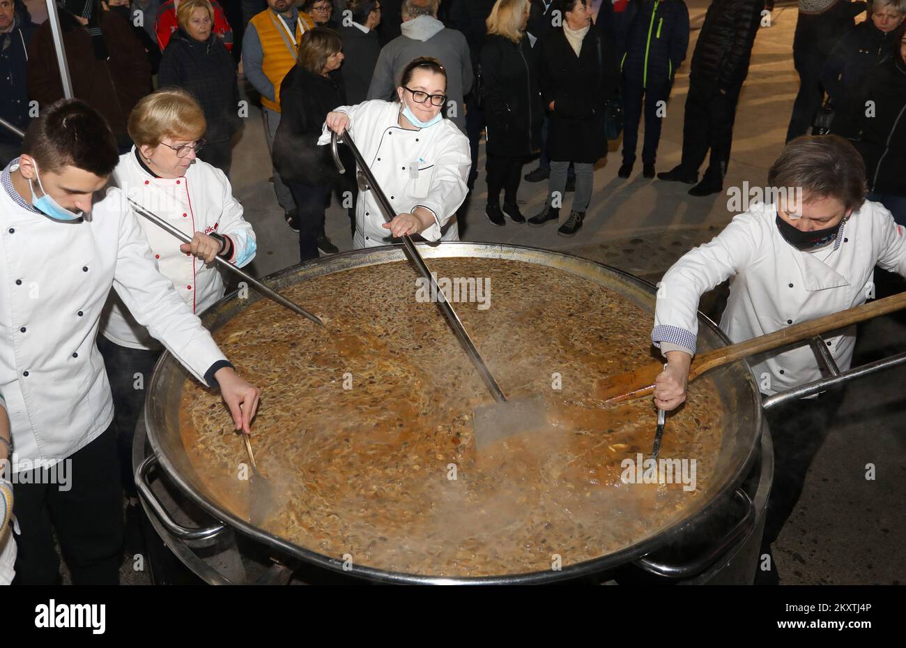 Nell'ambito della tradizionale serata dei funghi nell'Anfiteatro, organizzata dall'Ente Turistico della zona di 4 fiumi, gli chef di Duga resa prepararono una mega frittata di funghi a Duga resa, Croazia, il 15. ottobre, 2021. Sette cuochi prepararono un'omelette di 1.500 uova, 50 kg di funghi porcini e 15 kg di cipolle per due ore intere, di cui 800 porzioni di omelette. Foto: Kristina Stedul Fabac/PIXSELL Foto Stock