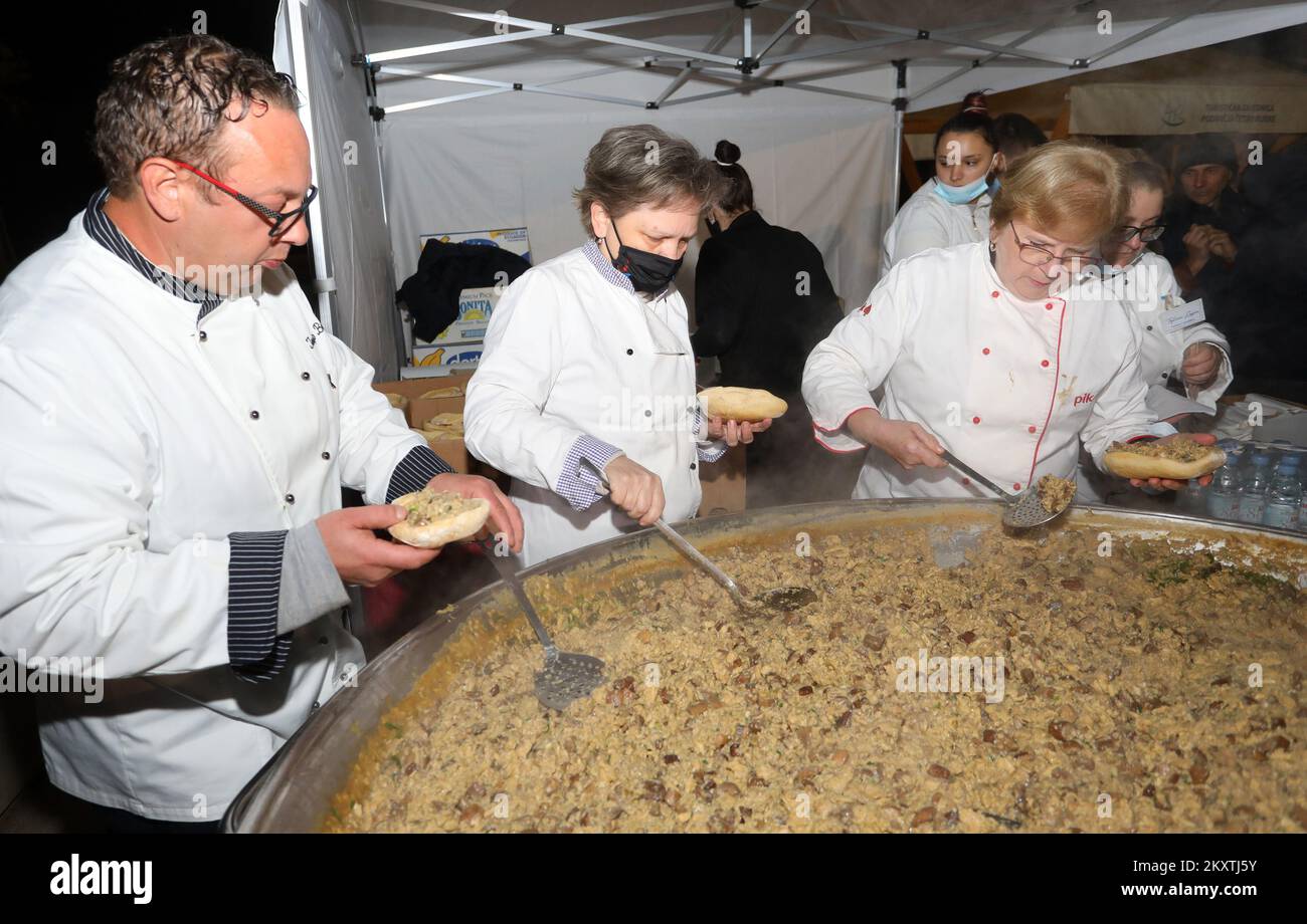 Nell'ambito della tradizionale serata dei funghi nell'Anfiteatro, organizzata dall'Ente Turistico della zona di 4 fiumi, gli chef di Duga resa prepararono una mega frittata di funghi a Duga resa, Croazia, il 15. ottobre, 2021. Sette cuochi prepararono un'omelette di 1.500 uova, 50 kg di funghi porcini e 15 kg di cipolle per due ore intere, di cui 800 porzioni di omelette. Foto: Kristina Stedul Fabac/PIXSELL Foto Stock