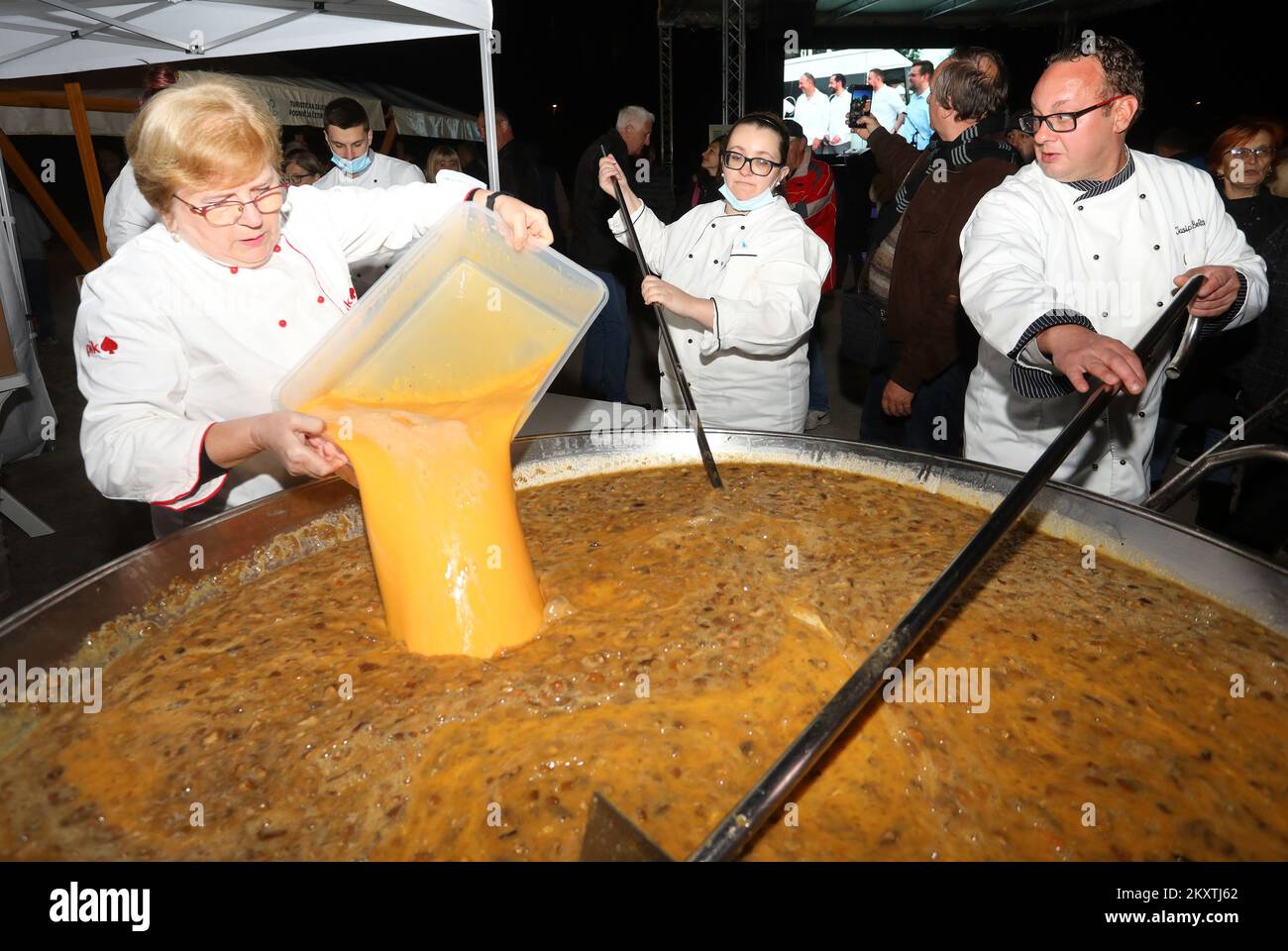 Nell'ambito della tradizionale serata dei funghi nell'Anfiteatro, organizzata dall'Ente Turistico della zona di 4 fiumi, gli chef di Duga resa prepararono una mega frittata di funghi a Duga resa, Croazia, il 15. ottobre, 2021. Sette cuochi prepararono un'omelette di 1.500 uova, 50 kg di funghi porcini e 15 kg di cipolle per due ore intere, di cui 800 porzioni di omelette. Foto: Kristina Stedul Fabac/PIXSELL Foto Stock