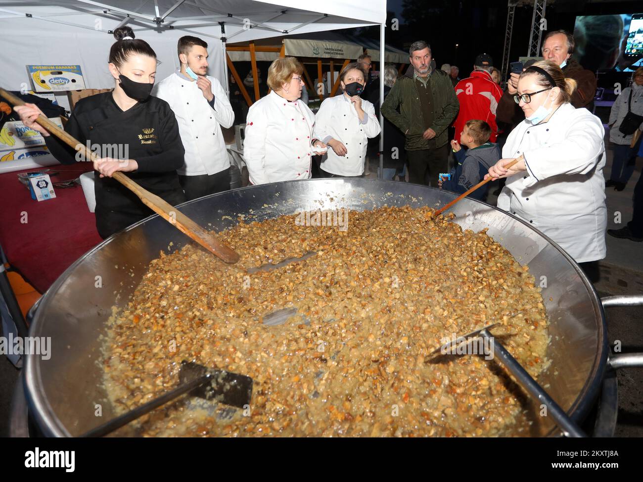 Nell'ambito della tradizionale serata dei funghi nell'Anfiteatro, organizzata dall'Ente Turistico della zona di 4 fiumi, gli chef di Duga resa prepararono una mega frittata di funghi a Duga resa, Croazia, il 15. ottobre, 2021. Sette cuochi prepararono un'omelette di 1.500 uova, 50 kg di funghi porcini e 15 kg di cipolle per due ore intere, di cui 800 porzioni di omelette. Foto: Kristina Stedul Fabac/PIXSELL Foto Stock