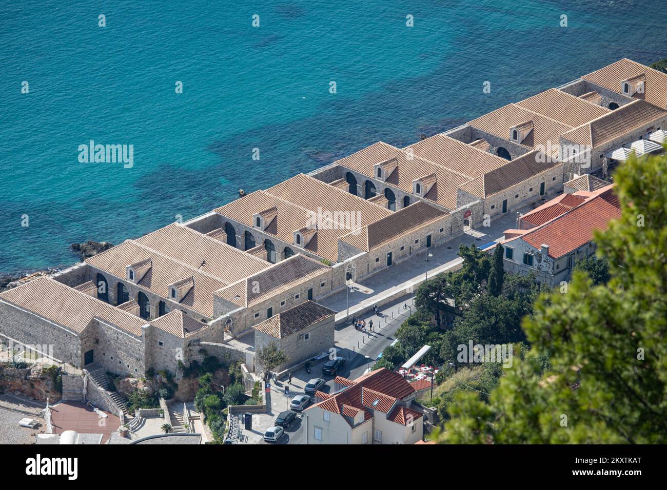 Vista di Lazareti a Dubrovnik, Croazia, il 19 ottobre 2021. Lazareti a Dubrovnik, noto anche come lazarettos, è un edificio lungo e stretto che consiste di 10 navate (parallele, sale strette, simili a sale della chiesa) separate da cinque cortili, tutti circondati da alte mura. Completato nel 1647, l'edificio sarebbe stato utilizzato come stazione di quarantena (ospedale di isolamento) in risposta a un focolaio di peste e colera - un passato oscuro effettivamente. Foto: Grgo Jelavic/PIXSELL Foto Stock