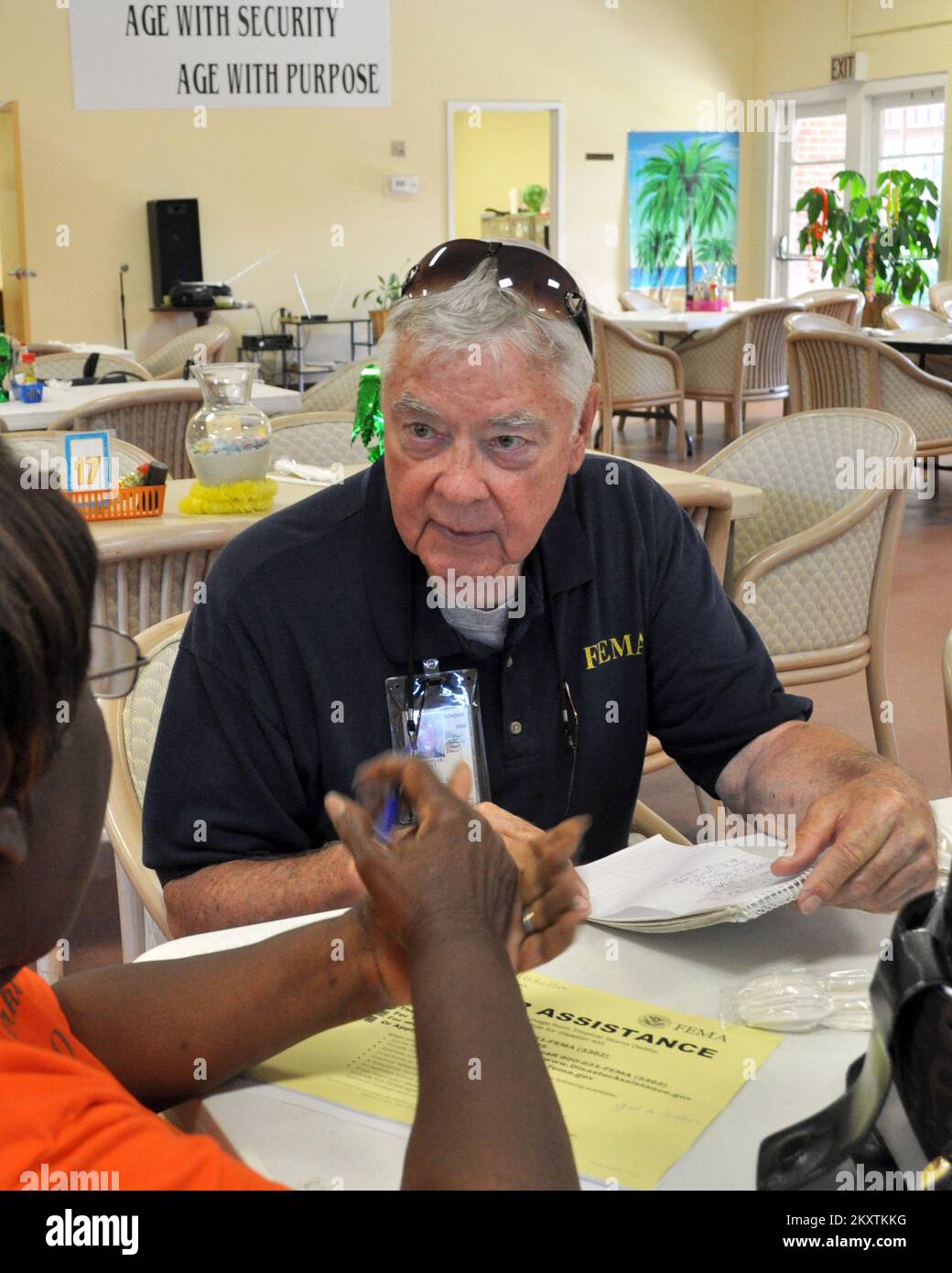 Il personale addetto alle Relazioni con la comunità incontra gli anziani. Florida Tropical Storm Debby. Fotografie relative a disastri e programmi, attività e funzionari di gestione delle emergenze Foto Stock Il personale addetto alle Relazioni con la comunità incontra gli anziani. Florida Tropical Storm Debby. Fotografie relative a disastri e programmi, attività e funzionari di gestione delle emergenze Foto Stock