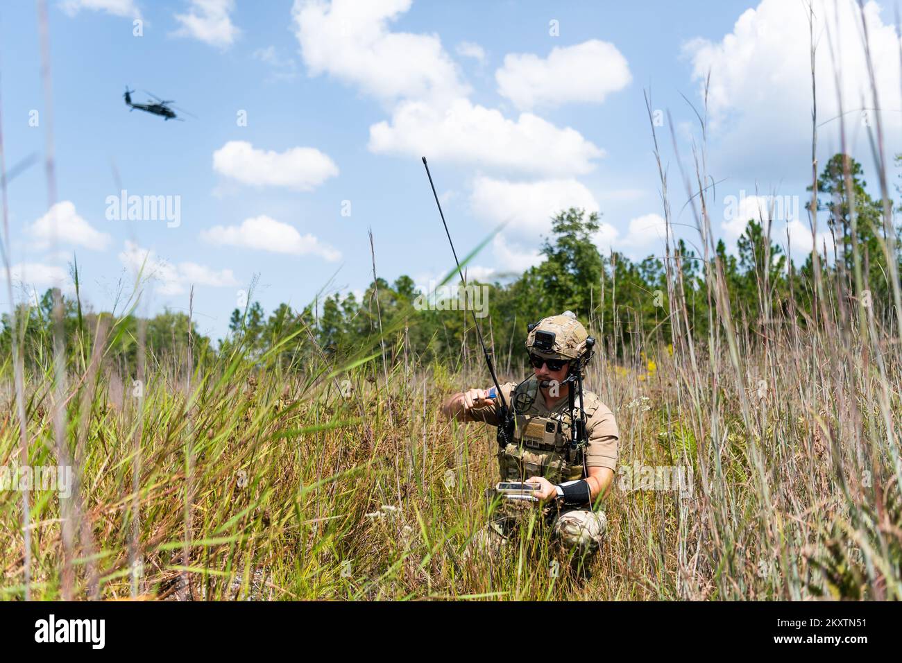 NEGLI STATI UNITI Il Tactical Air Control Party Airman del 19th Air Support Operations Squadron conduce una formazione ravvicinata di supporto aereo, Moody Air Force base, Georgia, 21 settembre 2022. TACP del 19th Air Support Operations Squadron e Airmen del 820th base Defense Group integrati con l'equipaggio di elicotteri Jolly Green II HH-60W del 41st Rescue Squadron, E i 71st e 74th Fighter Squadrons per eseguire comandi e controlli aria-terra e combinare offensive, attacchi profondi di precisione e operazioni di elementi di terra difensivi. (STATI UNITI Foto dell'aeronautica di 1st Lt Katie Tamesis) Foto Stock