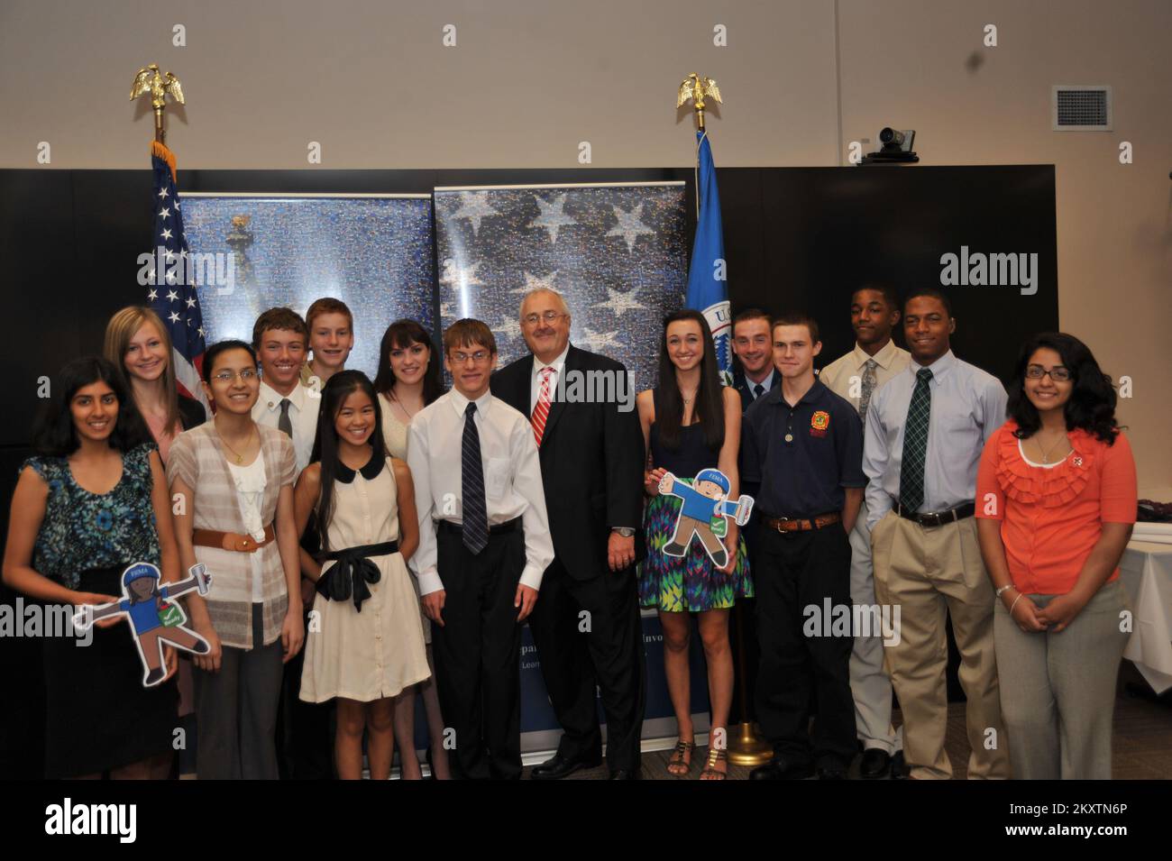 Washington, D. C., 7 agosto 2012 l'amministratore della FEMA Craig Fugate scatta una foto di gruppo con i membri del National Youth Preparedness Council. Il Consiglio ha incontrato l'Amministratore Fugate e discusso i passi per rafforzare la resilienza generale della nazione... Fotografie relative a disastri e programmi, attività e funzionari di gestione delle emergenze Foto Stock Washington, D. C., 7 agosto 2012 l'amministratore della FEMA Craig Fugate scatta una foto di gruppo con i membri del National Youth Preparedness Council. Il Consiglio ha incontrato l'Amministratore Fugate e discusso i passi per rafforzare la resilienza generale della nazione... Fotografie relative a disastri e programmi, attività e funzionari di gestione delle emergenze Foto Stock