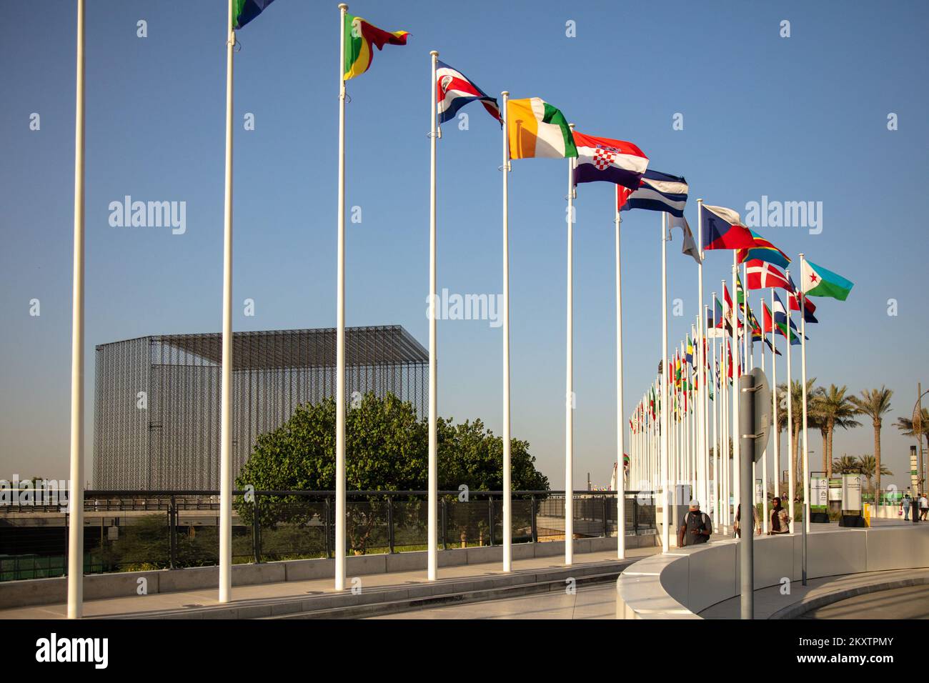 Foto scattata il 17 ottobre 2021 mostra le bandiere all'Expo 2020 Dubai a Dubai, negli Emirati Arabi Uniti. Dopo un anno di ritardo dovuto alla pandemia COVID-19, l'atteso Expo 2020 Dubai ha aperto le sue porte ai visitatori il 1 ottobre. Foto Stock