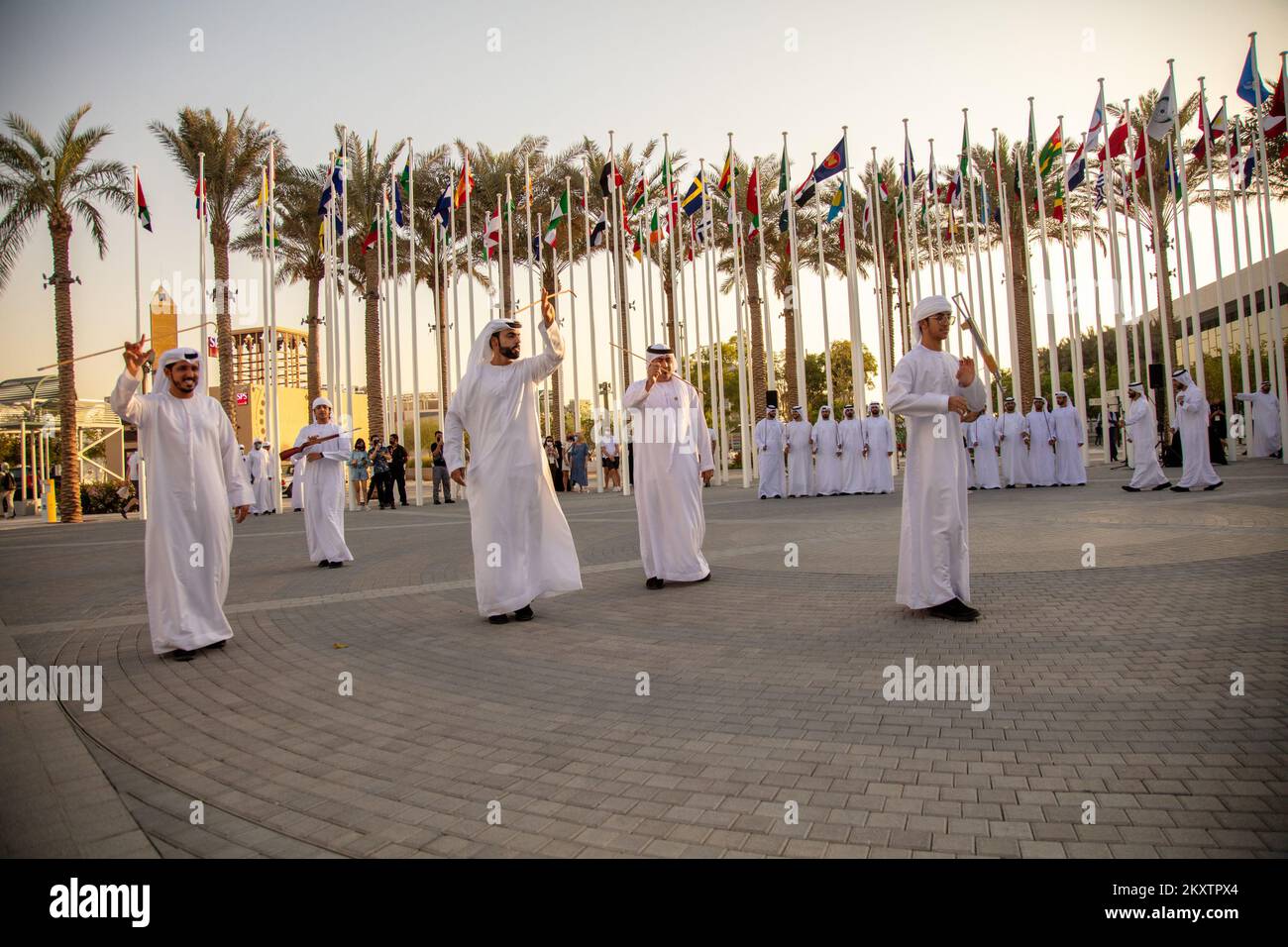 Il 17 ottobre 2021 gli uomini eseguono una tradizionale danza araba all'Expo 2020 di Dubai, negli Emirati Arabi Uniti. Dopo un anno di ritardo dovuto alla pandemia COVID-19, l'atteso Expo 2020 Dubai ha aperto le sue porte ai visitatori il 1 ottobre. Foto: Marko Zirdum/PIXSELL Foto Stock