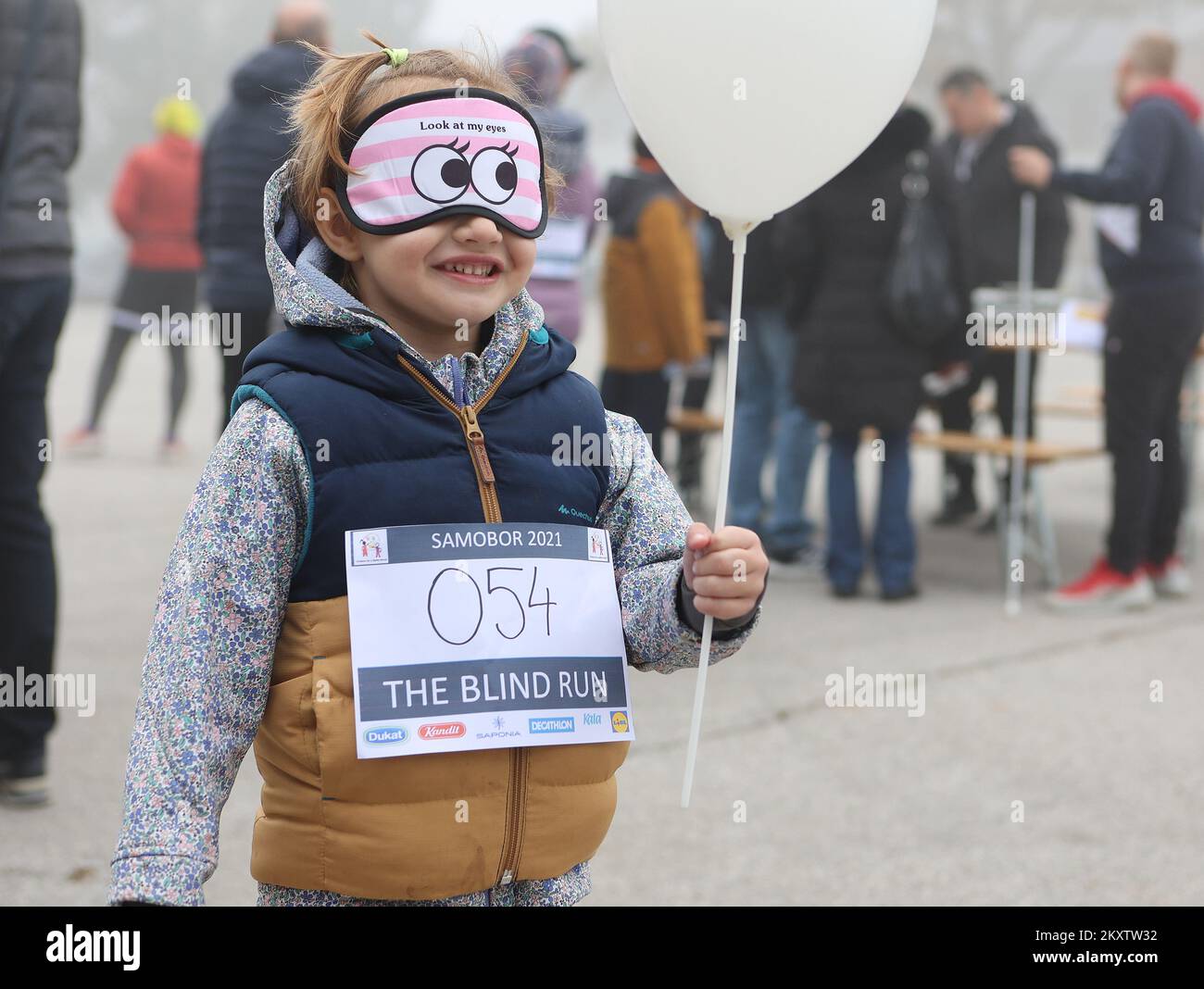 Agirl è visto prima della gara di Blind Run per aumentare la consapevolezza della cecità a Samobor, Zagabria, Croazia il 30 ottobre 2021. Foto: Marko Prpic/PIXSELL Foto Stock