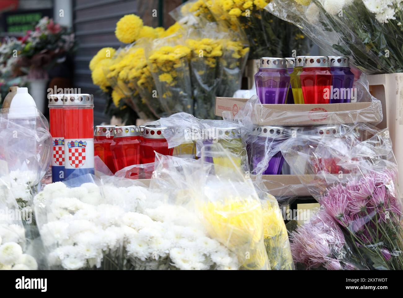 Una donna acquista fiori e candele da mettere sulla tomba del parente Priore di tutti i Santi giorno a Sibenik, Croazia, il 31 ottobre 2021. Foto: Dusko Jaramaz/PIXSELL Foto Stock