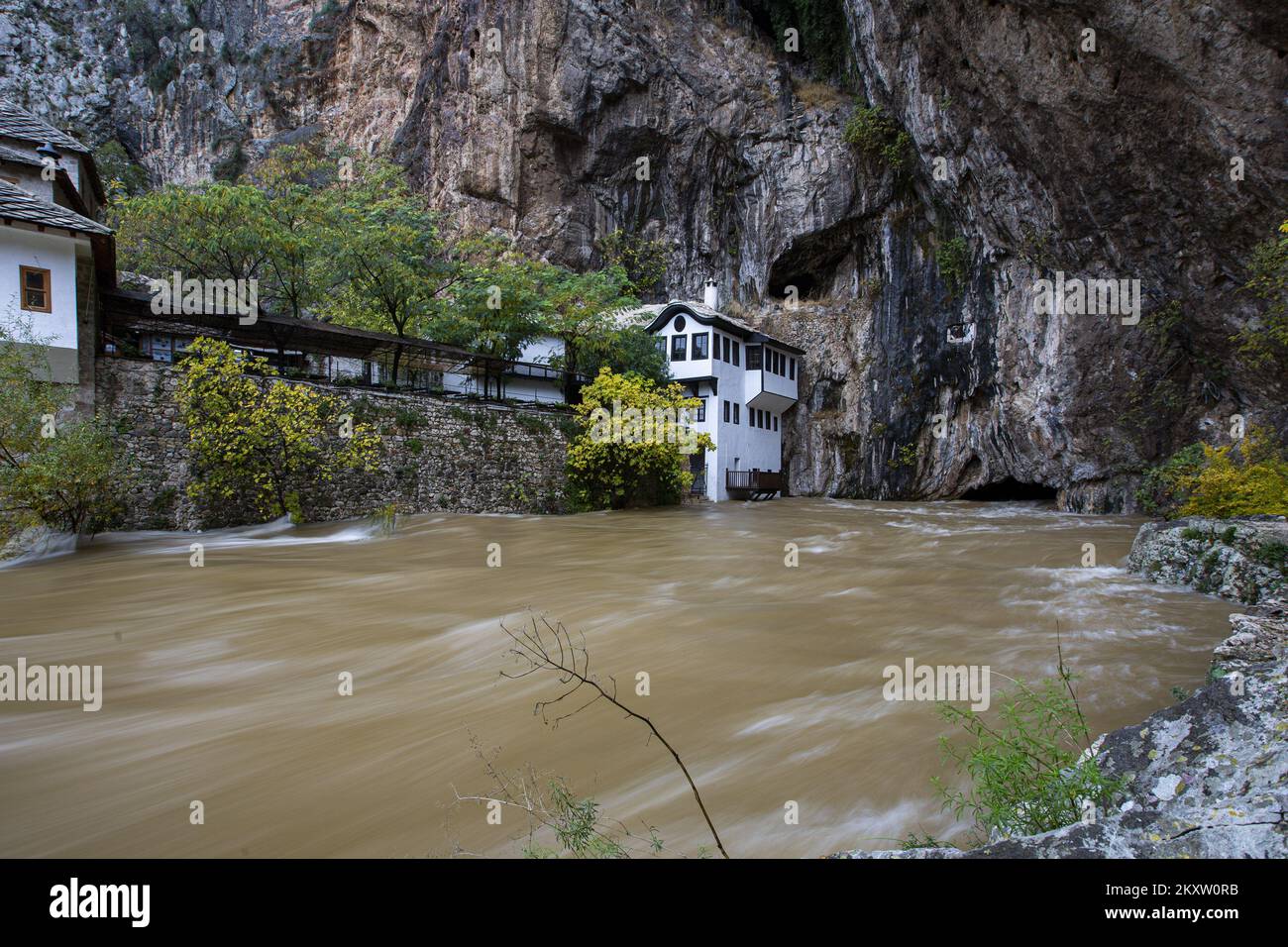 Il fiume Buna ha inondato diversi ristoranti su 05. Novembre, 2021. Il livello dell'acqua oggi misurato del Buna dice che questo fiume ha raggiunto il livello più alto dell'acqua dall'inizio della stazione in 1923. Foto: Denis Kapetanovic/PIXSELL Foto Stock