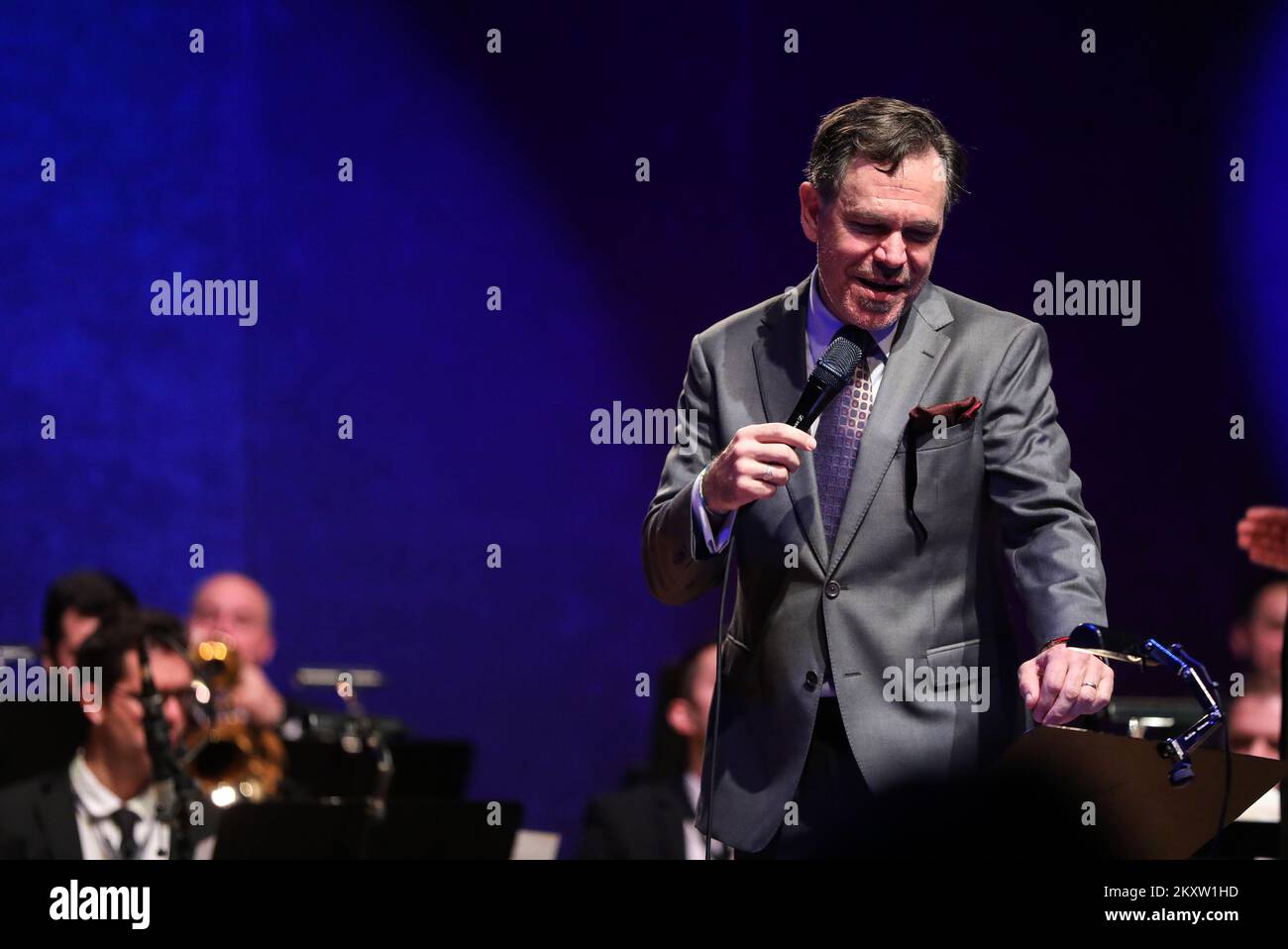 La cantante jazz Kurt Elling, vincitrice della Grammy, ha tenuto un concerto presso la sala concerti Vatroslav Lisinski, a Zagabria, in Croazia, il 7 novembre 2021. Foto: Zeljko Hladika/PIXSELL Foto Stock
