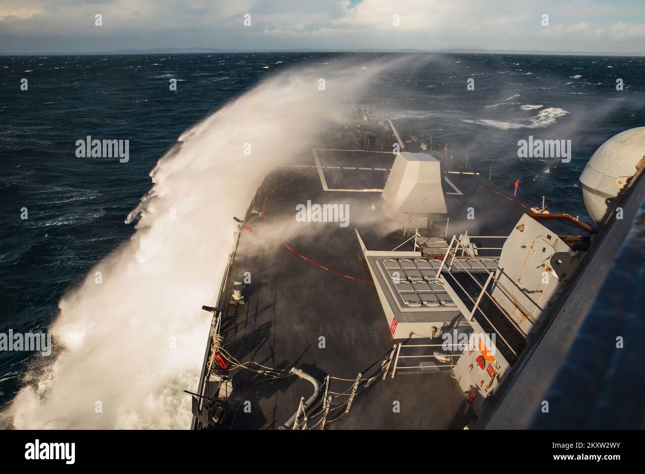 221123-N-GF955-1061 CANALE INGLESE (23 novembre 2022) il cacciatorpediniere missilistico guidato della classe Arleigh Burke USS Paul Ignatius (DDG 117) effettua manovre nella Manica durante lo scenario settimanale di addestramento bellico dell'ufficiale di bandiera in mare (FST), 23 novembre 2022. Paul Ignatius, schierato in futuro a Rota, Spagna, è in programma di schieramento negli Stati Uniti Naval Forces Europe area of Operations, impiegato dagli Stati Uniti Sesta flotta, per difendere gli interessi degli Stati Uniti, alleati e partner. (STATI UNITI Foto Navy di Mass Communication Specialist 2nd Class Aaron Lau) Foto Stock 221123-N-GF955-1061 CANALE INGLESE (23 novembre 2022) il cacciatorpediniere missilistico guidato della classe Arleigh Burke USS Paul Ignatius (DDG 117) effettua manovre nella Manica durante lo scenario settimanale di addestramento bellico dell'ufficiale di bandiera in mare (FST), 23 novembre 2022. Paul Ignatius, schierato in futuro a Rota, Spagna, è in programma di schieramento negli Stati Uniti Naval Forces Europe area of Operations, impiegato dagli Stati Uniti Sesta flotta, per difendere gli interessi degli Stati Uniti, alleati e partner. (STATI UNITI Foto Navy di Mass Communication Specialist 2nd Class Aaron Lau) Foto Stock
