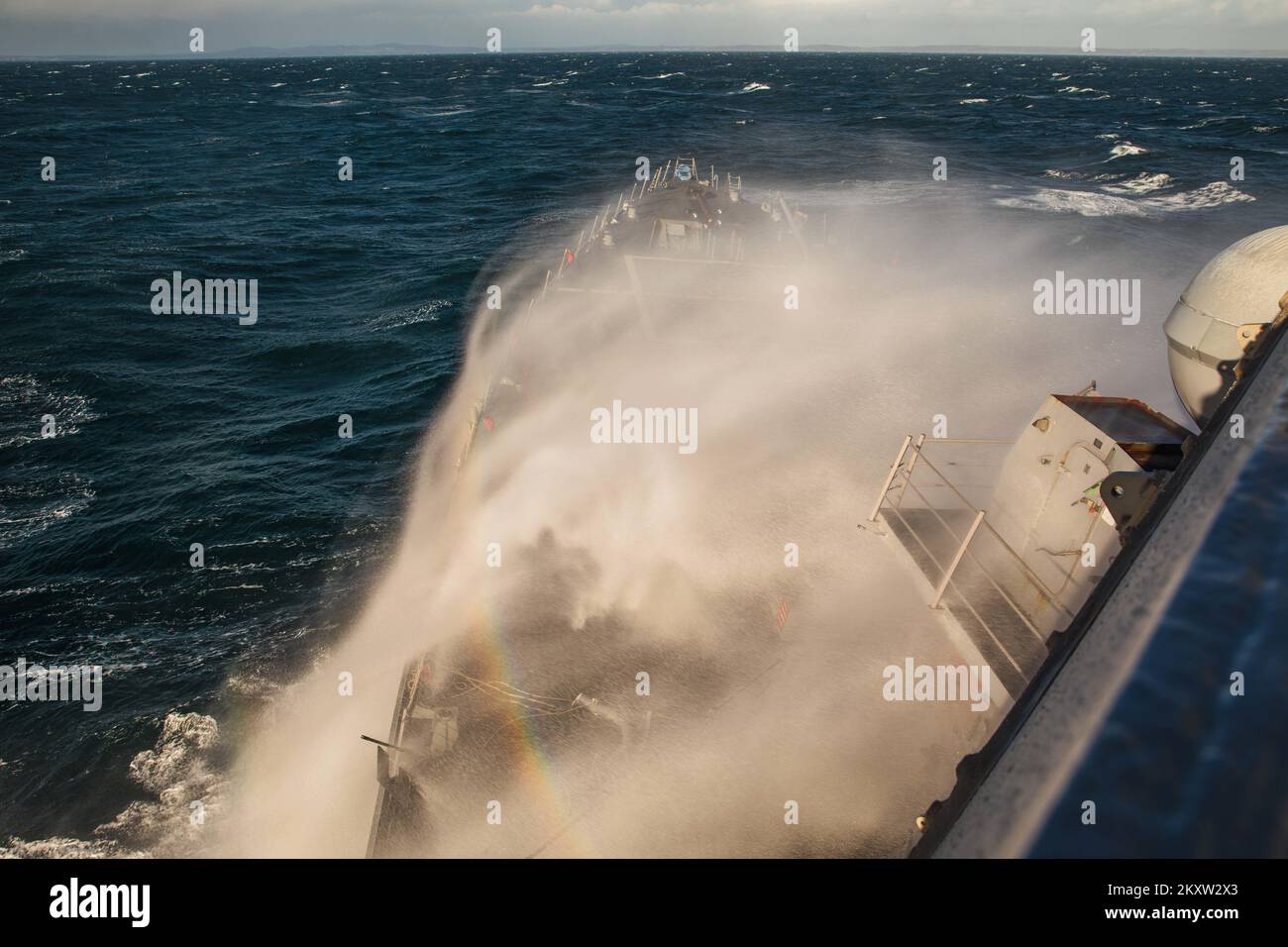 221123-N-GF955-1069 CANALE INGLESE (23 novembre 2022) il cacciatorpediniere missilistico guidato della classe Arleigh Burke USS Paul Ignatius (DDG 117) effettua manovre nella Manica durante lo scenario settimanale di addestramento bellico dell'ufficiale di bandiera in mare (FST), 23 novembre 2022. Paul Ignatius, schierato in futuro a Rota, Spagna, è in programma di schieramento negli Stati Uniti Naval Forces Europe area of Operations, impiegato dagli Stati Uniti Sesta flotta, per difendere gli interessi degli Stati Uniti, alleati e partner. (STATI UNITI Foto Navy di Mass Communication Specialist 2nd Class Aaron Lau) Foto Stock 221123-N-GF955-1069 CANALE INGLESE (23 novembre 2022) il cacciatorpediniere missilistico guidato della classe Arleigh Burke USS Paul Ignatius (DDG 117) effettua manovre nella Manica durante lo scenario settimanale di addestramento bellico dell'ufficiale di bandiera in mare (FST), 23 novembre 2022. Paul Ignatius, schierato in futuro a Rota, Spagna, è in programma di schieramento negli Stati Uniti Naval Forces Europe area of Operations, impiegato dagli Stati Uniti Sesta flotta, per difendere gli interessi degli Stati Uniti, alleati e partner. (STATI UNITI Foto Navy di Mass Communication Specialist 2nd Class Aaron Lau) Foto Stock