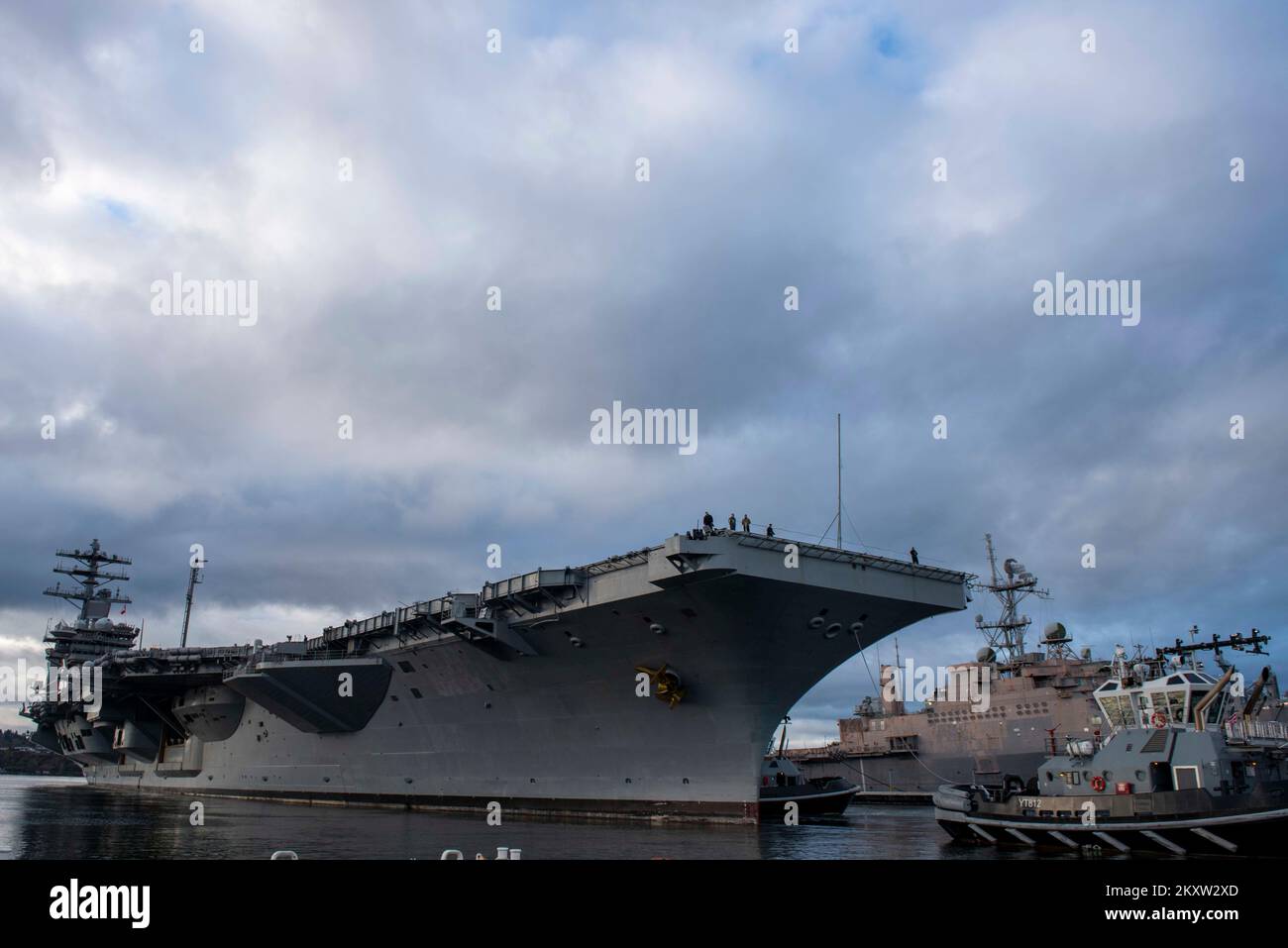 BASE NAVALE KITSAP-BREMERTON, WASHINGTON. (28 novembre 2022) – la portaerei di classe Nimitz USS Nimitz (CVN 68) si prepara a partire dalla base navale Kitsap-Bremerton per un dispiegamento programmato. Nimitz sta conducendo operazioni di routine. (STATI UNITI Foto Navy di Mass Communication Specialist 3rd Classe Eduardo A. Torres) Foto Stock