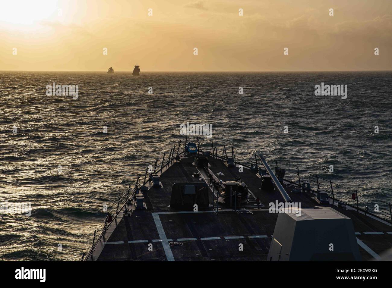 221123-N-GF955-1030 ENGLISH CHANNEL (23 novembre 2022) il cacciatorpediniere missilistico guidato della classe Arleigh Burke USS Paul Ignatius (DDG 117) naviga con unità alleate durante lo scenario settimanale di addestramento bellico dell'ufficiale di bandiera in mare (FOST), 23 novembre 2022. Paul Ignatius, schierato in futuro a Rota, Spagna, è in programma di schieramento negli Stati Uniti Naval Forces Europe area of Operations, impiegato dagli Stati Uniti Sesta flotta, per difendere gli interessi degli Stati Uniti, alleati e partner. (STATI UNITI Foto Navy di Mass Communication Specialist 2nd Class Aaron Lau) Foto Stock 221123-N-GF955-1030 ENGLISH CHANNEL (23 novembre 2022) il cacciatorpediniere missilistico guidato della classe Arleigh Burke USS Paul Ignatius (DDG 117) naviga con unità alleate durante lo scenario settimanale di addestramento bellico dell'ufficiale di bandiera in mare (FOST), 23 novembre 2022. Paul Ignatius, schierato in futuro a Rota, Spagna, è in programma di schieramento negli Stati Uniti Naval Forces Europe area of Operations, impiegato dagli Stati Uniti Sesta flotta, per difendere gli interessi degli Stati Uniti, alleati e partner. (STATI UNITI Foto Navy di Mass Communication Specialist 2nd Class Aaron Lau) Foto Stock