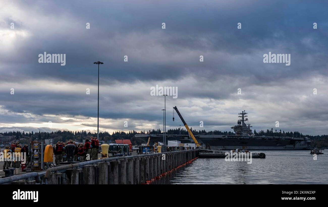 BASE NAVALE KITSAP-BREMERTON, WASHINGTON. (28 novembre 2022) – la portaerei di classe Nimitz USS Nimitz (CVN 68) si prepara a partire dalla base navale Kitsap-Bremerton per un dispiegamento programmato. Nimitz sta conducendo operazioni di routine. (STATI UNITI Foto Navy di Mass Communication Specialist 3rd Classe Eduardo A. Torres) Foto Stock