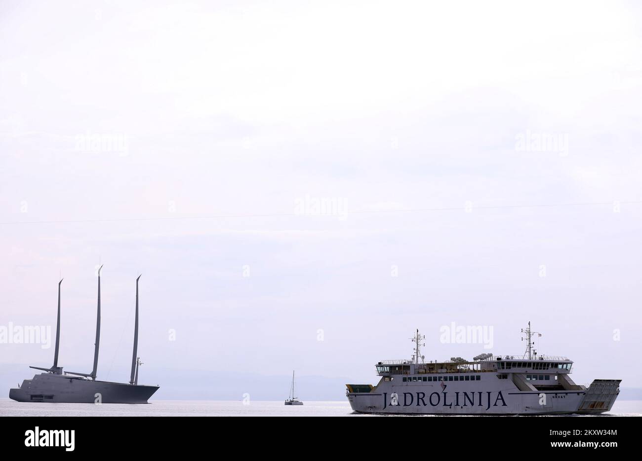 Il mega-yacht di lusso del miliardario russo Andrey Melnichenko di fronte a Spalato, Croazia su 12. Novembre, 2021. Foto Stock