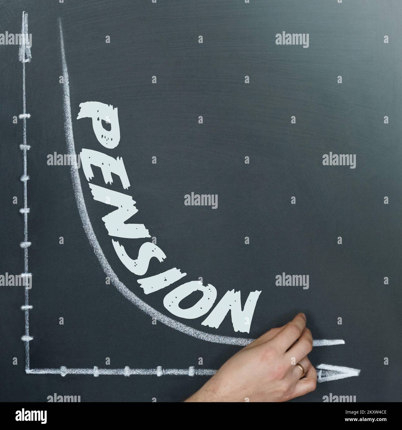 Concetto di business e finanza. Un grafico è disegnato sul bordo ed è scritto - PENSIONE Foto Stock