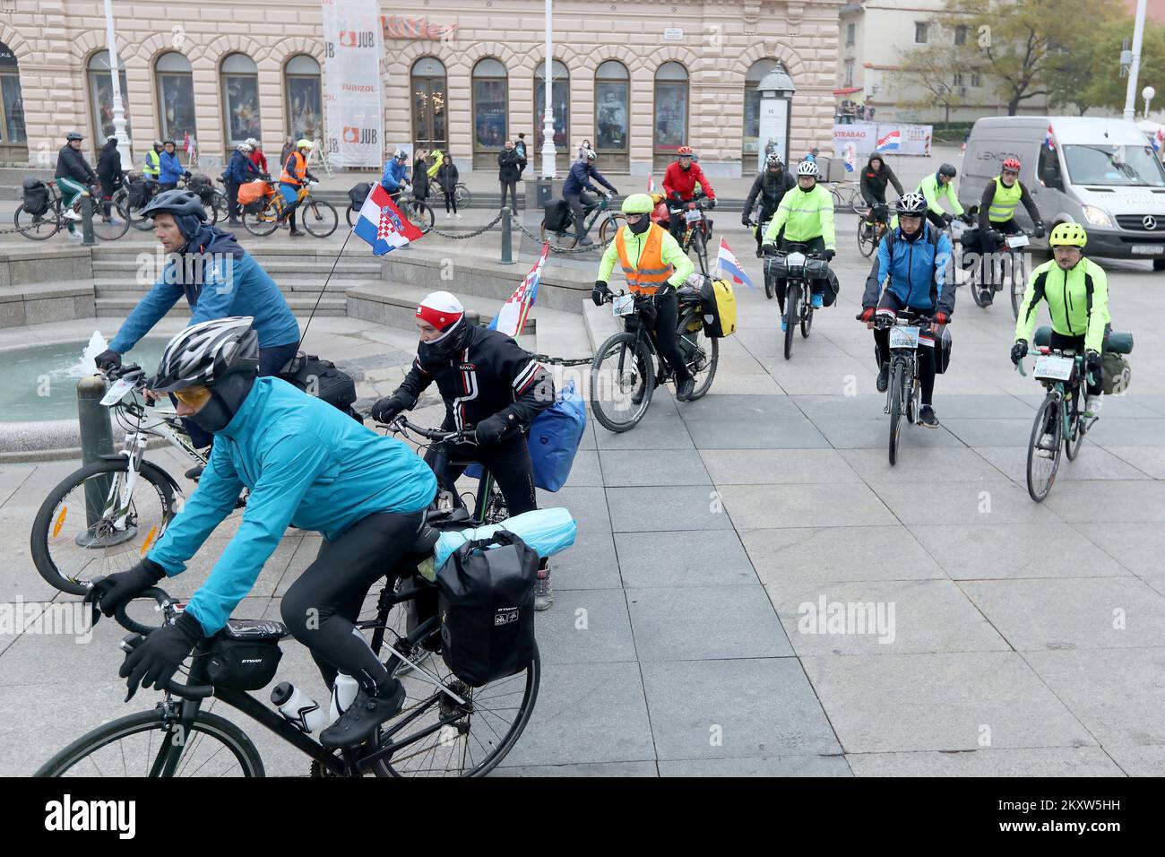 I partecipanti sono visti all'inizio di massa della maratona ciclistica di Vukovar 10th di 305 km (190 miglia) a Zagabria, in Croazia, il 15 novembre 2021. Trenta cavalceranno tre giorni come parte della Giornata della memoria per tutte le vittime della Guerra di Patria e della Giornata della memoria per le vittime della celebrazione di Vukovar e Skabrnja. Foto: Patrik Macek/PIXSELL Foto Stock