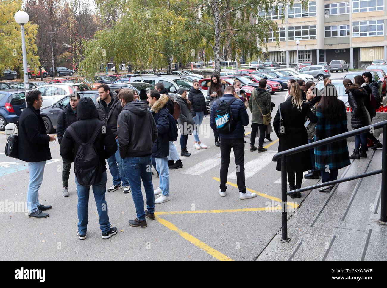 I manifestanti si sono radunati contro le restrizioni della malattia del coronavirus (COVID-19) e i mandati vaccinali alla Facoltà di Scienze umanistiche e sociali di Zagrteb, Croazia, il 16 novembre 2021. Tutti i dipendenti del settore pubblico, così come tutte le persone che hanno bisogno dei loro servizi per qualsiasi motivo, dovranno avere la prova che hanno già contrastato e recuperato dalla malattia causata dal nuovo coronavirus, dalla vaccinazione contro la SARS-COV-2 o da un risultato negativo recentemente ottenuto a partire da oggi. Foto: Zeljko Hladika/PIXSELL Foto Stock