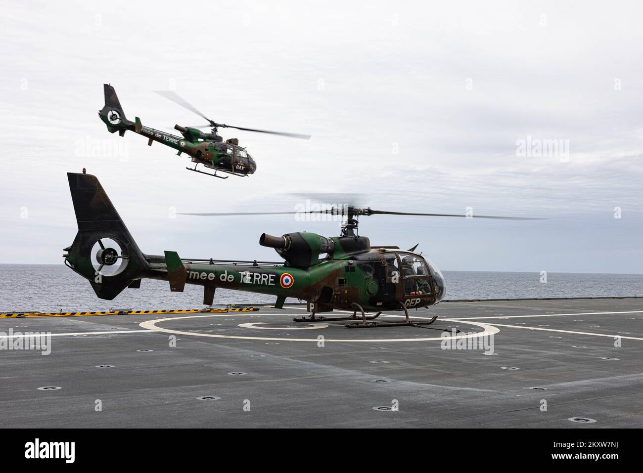 I piloti e gli equipaggi dell'Esercito francese effettuano le qualifiche del ponte di volo durante l'esercizio NARVAL 2022 al largo della costa di Tolone, Francia, 21 novembre 2022. Esercizio NARVAL è progettato per valutare il potenziale per futuri esercizi anfibi a livello di battaglione o brigata con forze anfibie francesi. (STATI UNITI Corpo marino foto di Sgt. Alexa M. Hernandez) Foto Stock