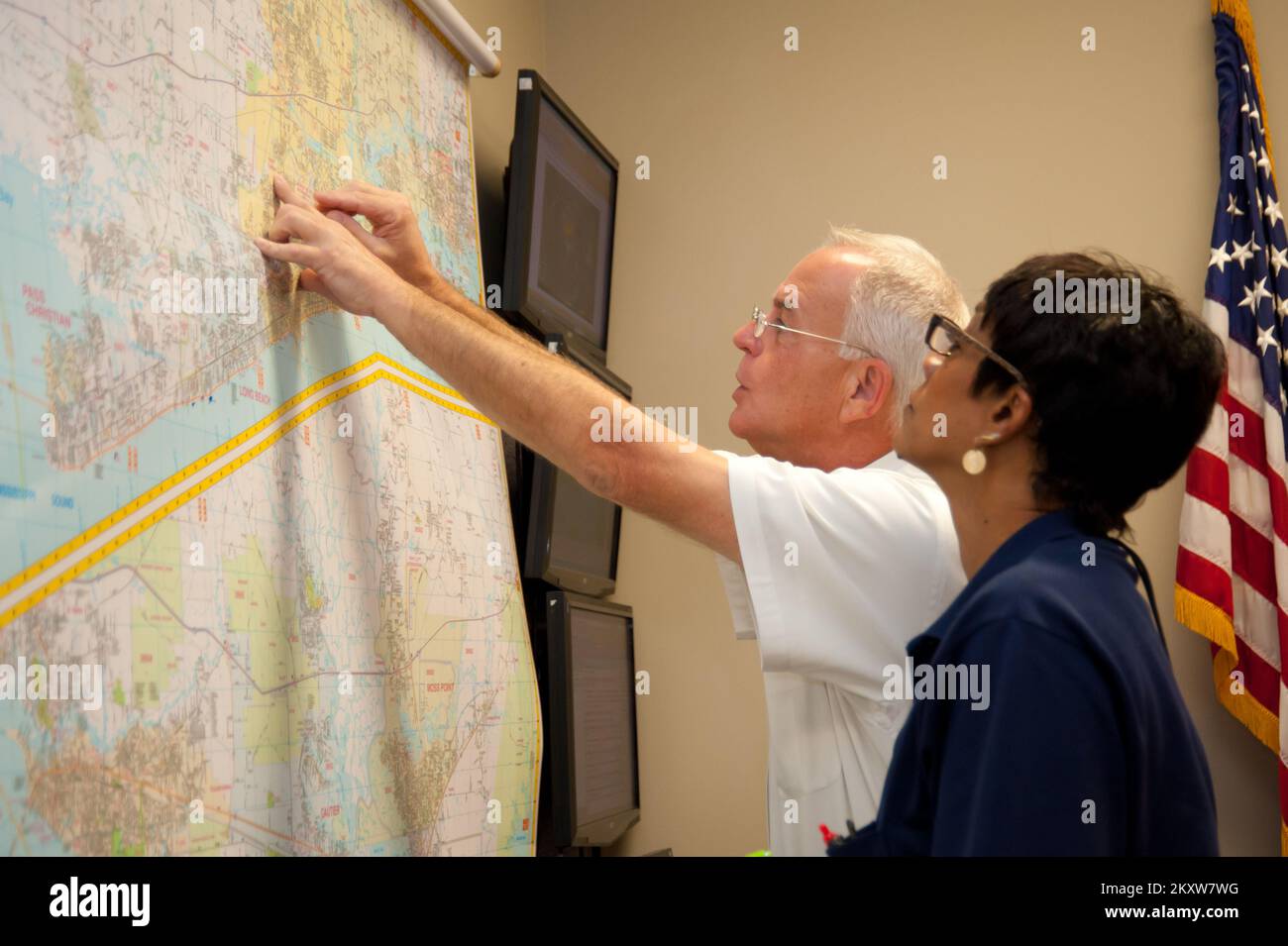 Uragano alluvione/tempesta tropicale - Gulfport, Miss. , 6 settembre 2012 il direttore della gestione delle emergenze della contea di Harrison Rupert Lacy indica le potenziali aree problematiche su una mappa con L'ARIA (valuta, informa, Segnala) il capo del team della missione Glenda Wright. La missione AIR offre ai responsabili delle emergenze locali più persone sul campo per identificare rapidamente i problemi. . Uragano Mississippi Isaac. Fotografie relative a disastri e programmi, attività e funzionari di gestione delle emergenze Foto Stock