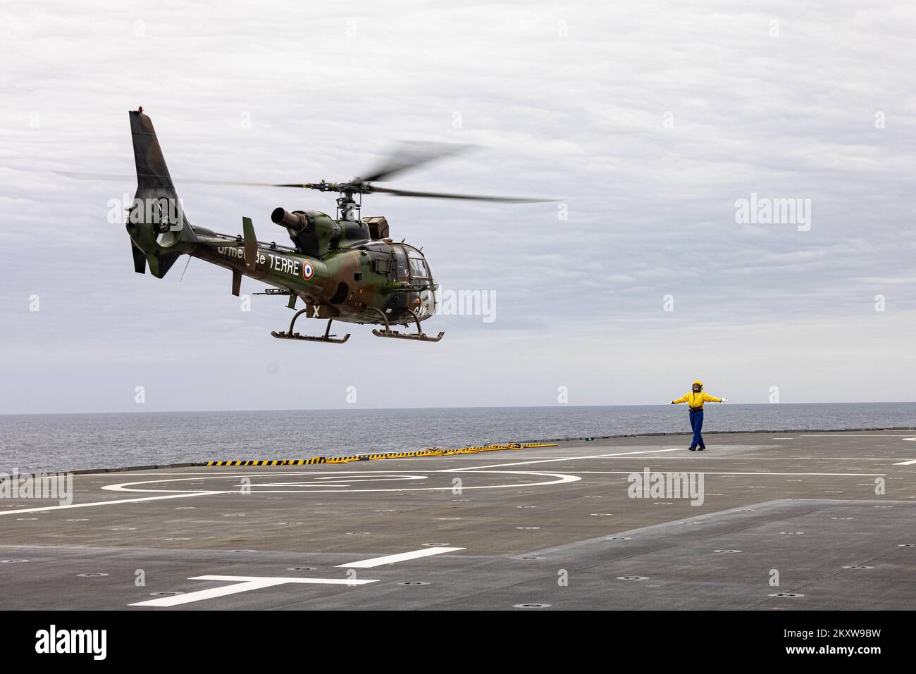 I piloti con l'esercito francese effettuano le qualifiche di ponte di volo durante l'esercizio NARVAL 2022 al largo della costa di Tolone, Francia, 21 novembre 2022. Esercizio NARVAL è progettato per valutare il potenziale per futuri esercizi anfibi a livello di battaglione o brigata con forze anfibie francesi. (STATI UNITI Corpo marino foto di Sgt. Alexa M. Hernandez) Foto Stock