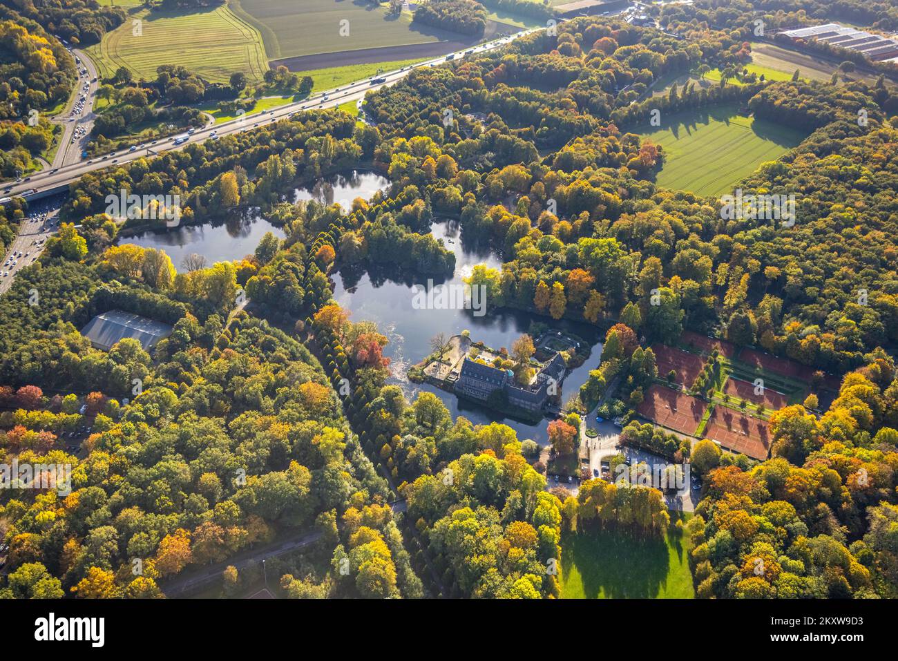 Vista aerea, castello ormeggiato a Wittringen, laghetto del castello, foresta di Wittringen con colori autunnali colorati, Butendorf, Gladbeck, Ruhr, Renania settentrionale-Vestfali Foto Stock