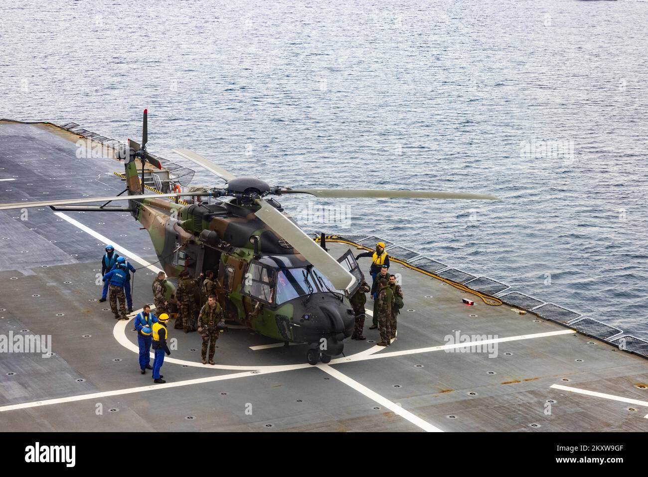 Piloti e equipaggi con l'esercito francese sbarcano l'elicottero NH90 durante l'esercizio NARVAL 2022 al largo della costa di Tolone, Francia, 21 novembre 2022. Esercizio NARVAL è progettato per valutare il potenziale per futuri esercizi anfibi a livello di battaglione o brigata con forze anfibie francesi. (STATI UNITI Corpo marino foto di Sgt. Alexa M. Hernandez) Foto Stock