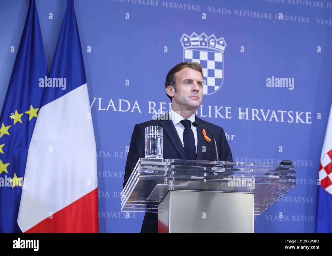 Il Presidente della Repubblica francese Emmanuel Macron risponde alle domande dei giornalisti dopo un incontro ufficiale con il primo Ministro croato nella costruzione del governo della Repubblica di Croazia a Zagabria, Croazia, il 25 novembre 2021. Foto: Patrik Macek/PIXSELL Foto Stock