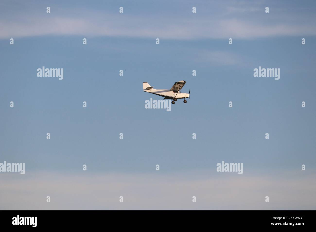 Piccolo aereo privato a elica singola che sorvola il cielo blu. Aviazione agricola. Foto Stock