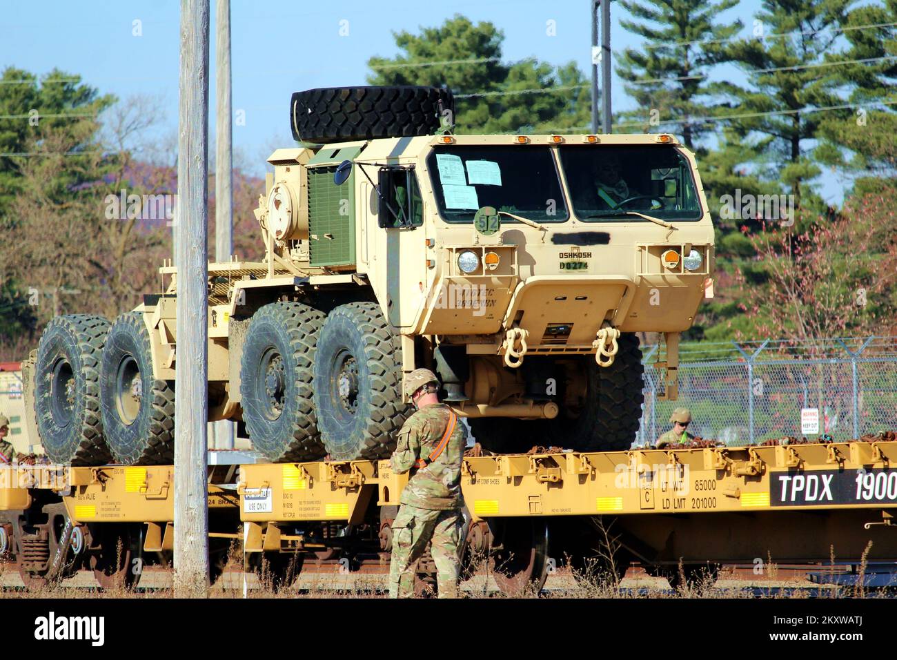 Le vagoni che sono state caricate dai soldati con la 411th Engineer Company della Riserva dell'Esercito con veicoli e attrezzature militari sono mostrate il 1 novembre 2022 a Fort McCoy, Wisconsin. Nel complesso l'azienda ha caricato 128 articoli su vagoni ferroviari attraverso il movimento ferroviario multi-giorno all'installazione per distribuire l'apparecchiatura alla fine negli Stati Uniti Area di responsabilità del comando centrale. Cinque membri del personale del Centro di preparazione alla logistica di Fort McCoy (LRC) hanno assistito al movimento ferroviario e al suo coordinamento. Il modello 411th è l'ultimo di molte unità dell'ultimo decennio a tenere i movimenti ferroviari a Fort McCoy. Di fatto, fo Foto Stock