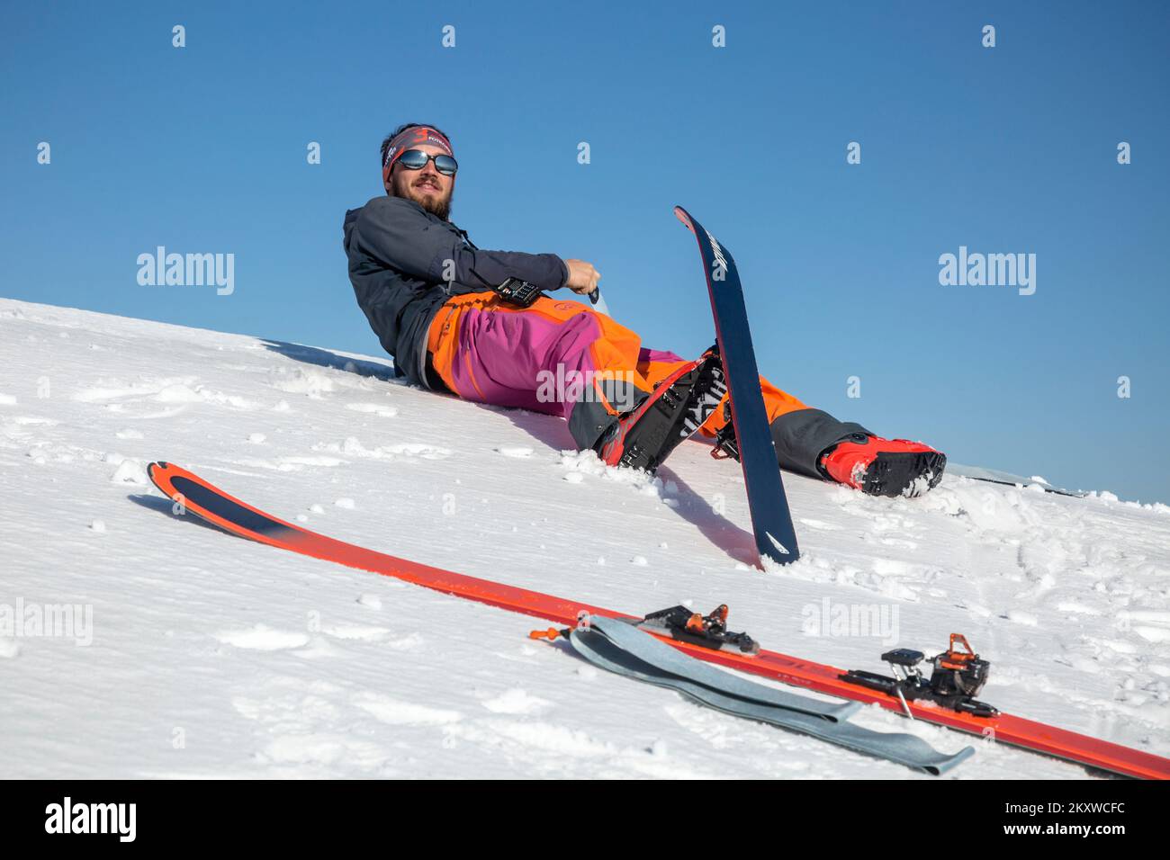 Marmaros, i Carpazi, UCRAINA - Marzo 15 2021: Uno sciatore freerider decolora una pelle camus sugli sci sciatori nelle montagne invernali Foto Stock