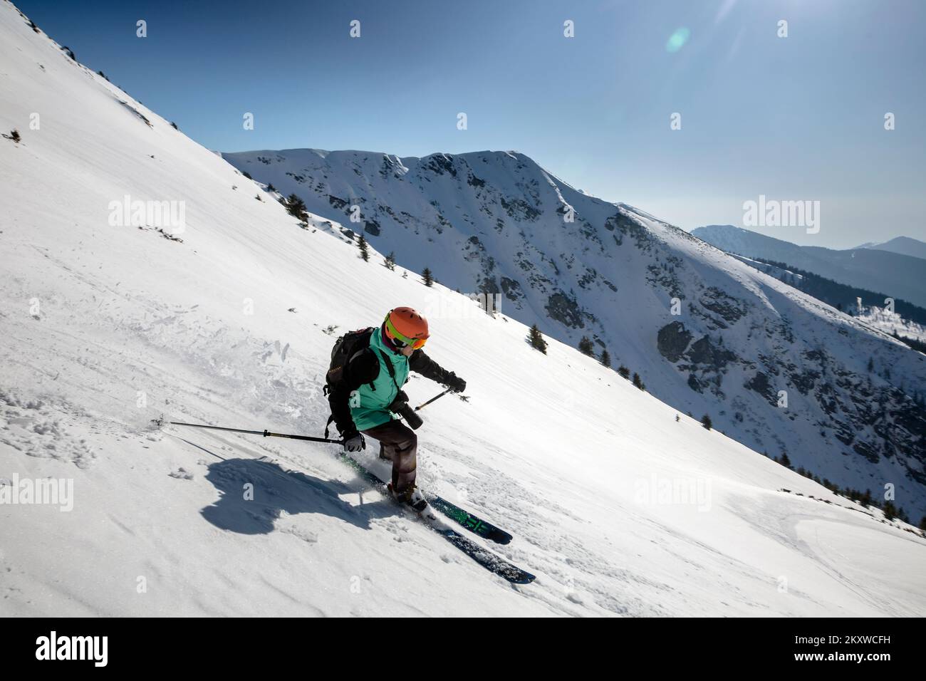 Marmaros, i Carpazi, UCRAINA - 15 2021 marzo: Sciatore femminile in discesa durante la giornata di sole in alta montagna Foto Stock