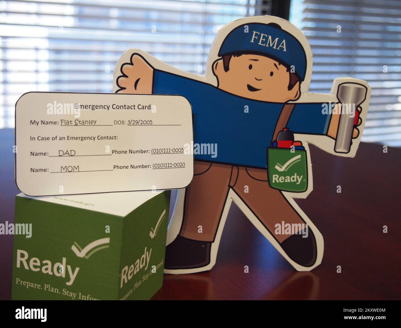 Washington, D. C., 20 settembre 2012 Foto di Flat Stanley con la sua carta di contatto di emergenza... Fotografie relative a disastri e programmi, attività e funzionari di gestione delle emergenze Foto Stock