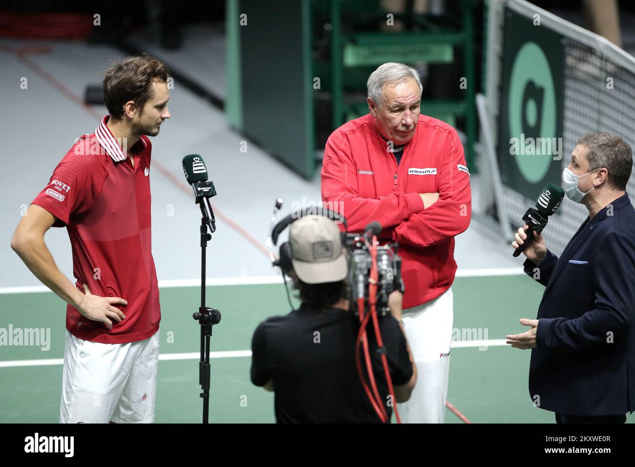 MADRID, SPAGNA - DICEMBRE 04: Daniil Medvedev della Russia e il allenatore nazionale russo Shamil Tarpischev danno una dichiarazione ai media dopo aver vinto le semifinali della Coppa Davis tra Russia e Germania all'Arena di Madrid il 4 dicembre 2021 a Madrid, Spagna.Foto: Sanjin Strukic/PIXSELL Foto Stock